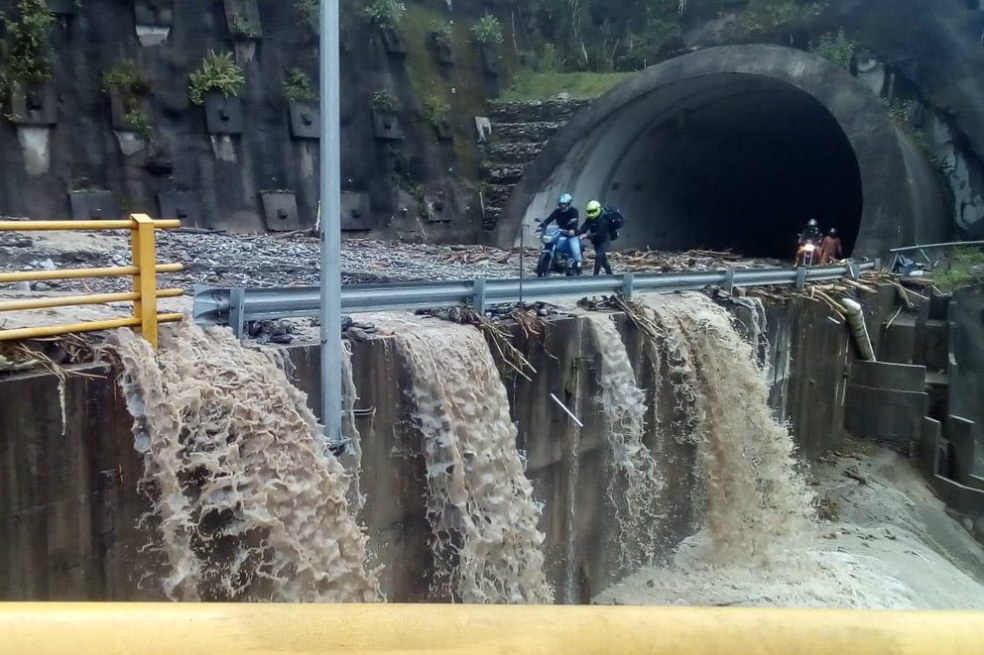 Colapsada se mantiene la vía al Llano
