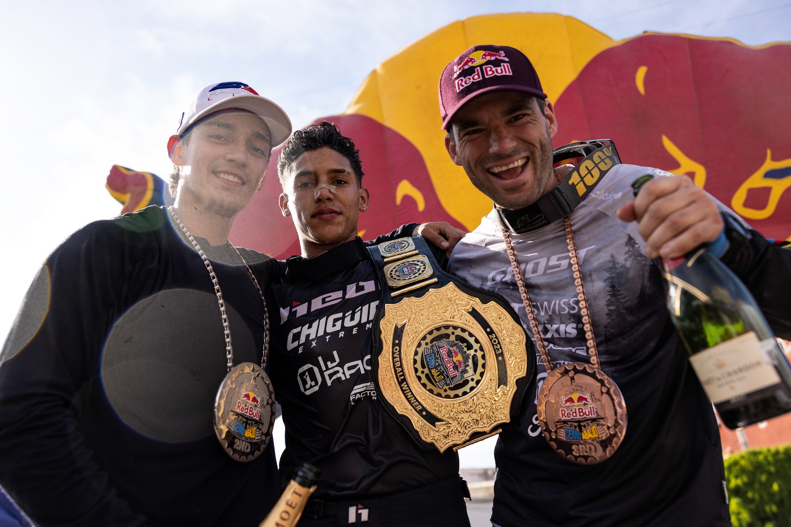 Camilo Sánchez, Juanfer Vélez y Tomás Slavik fueron los deportistas que se quedaron con el podio de Red Bull Cerro Abajo 2023.
