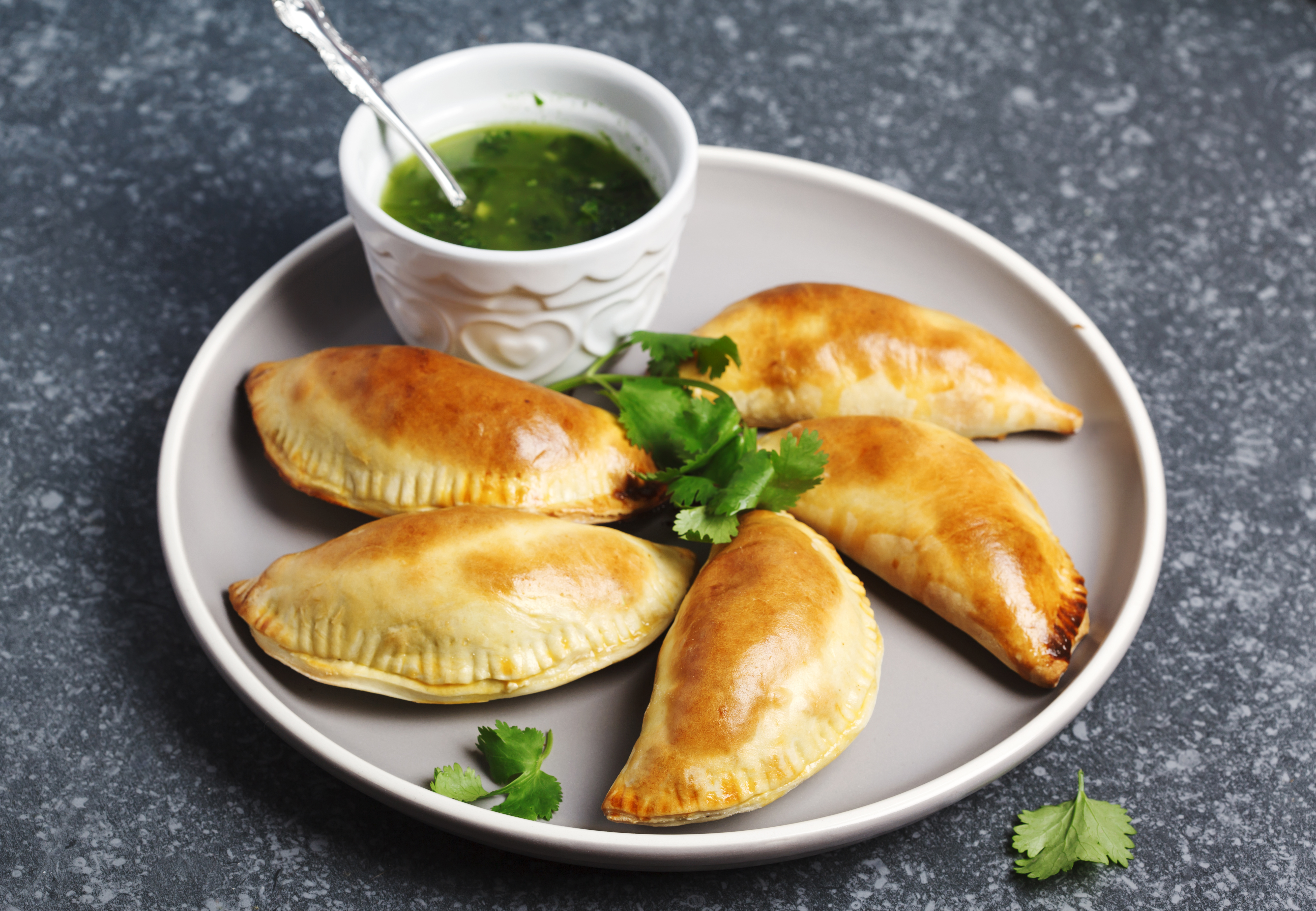 Empanadas de plátano rellenas con queso