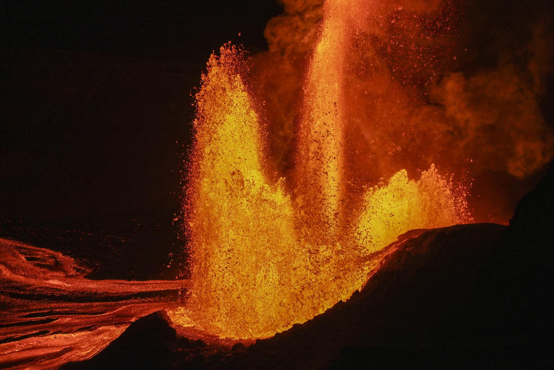 Así se vio la erupción del volcán Kilauea en Hawái que superó los 300 metros de altura
