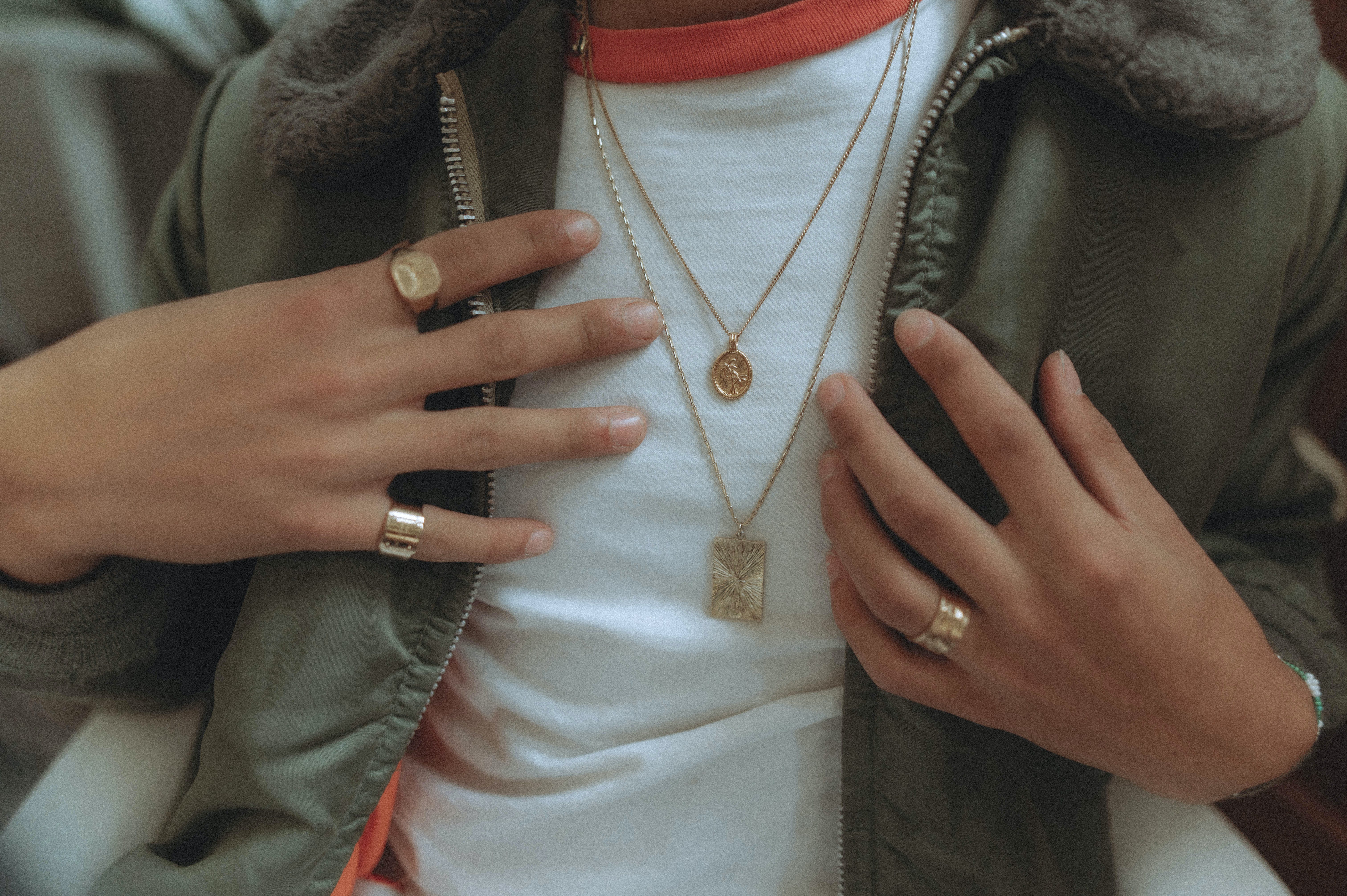 Los accesorios metálicos son una excelente manera de añadir interés visual a tu outfit sin añadir volumen o peso.