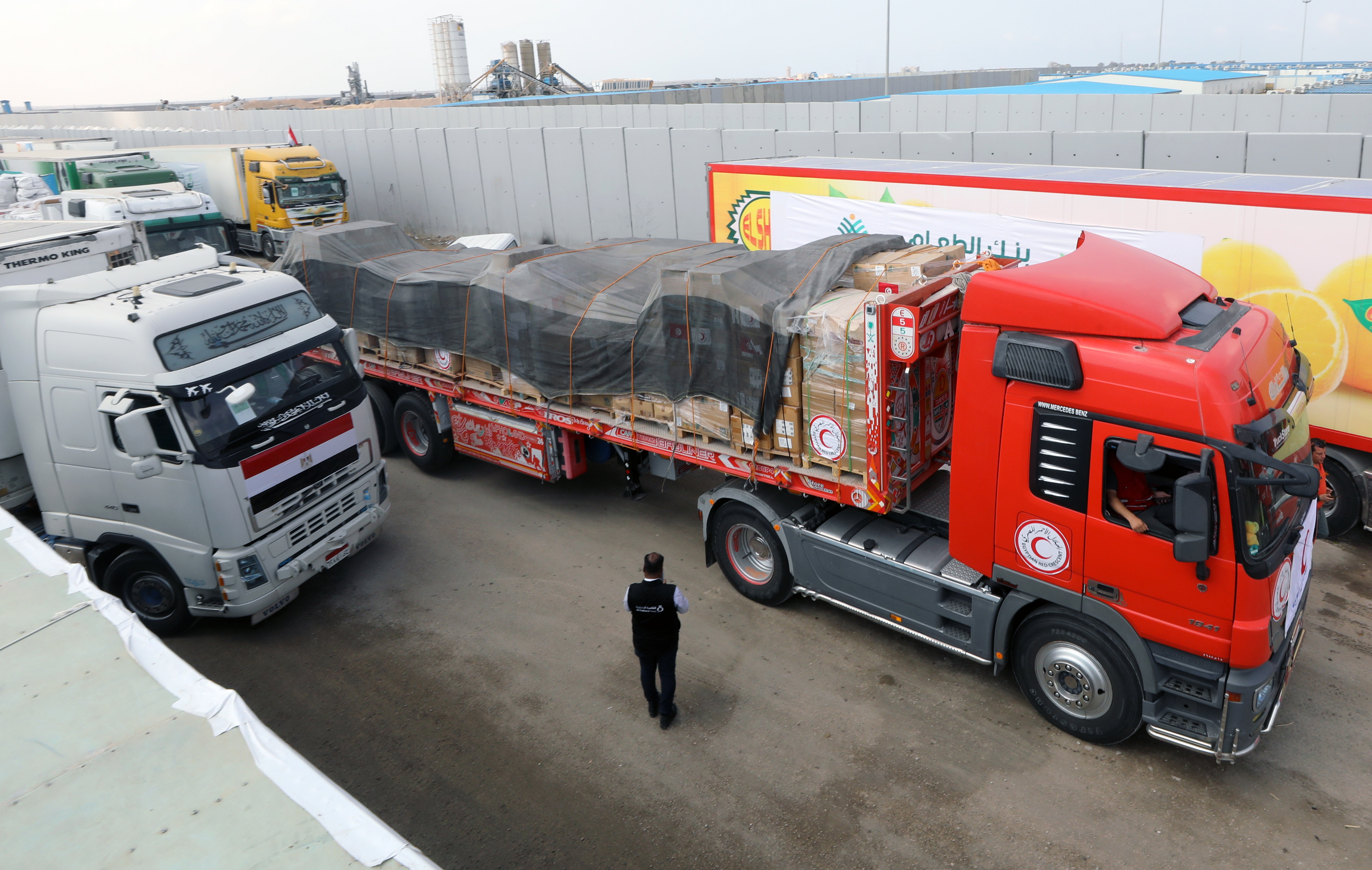 El segundo convoy de ayuda humanitaria llega a Gaza, a través de Egipto