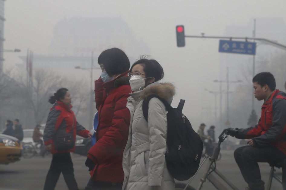 Turistas utilizan máscaras para protegerse de la contaminación en la plaza Tiananmen en Pekín (China)./ EFE