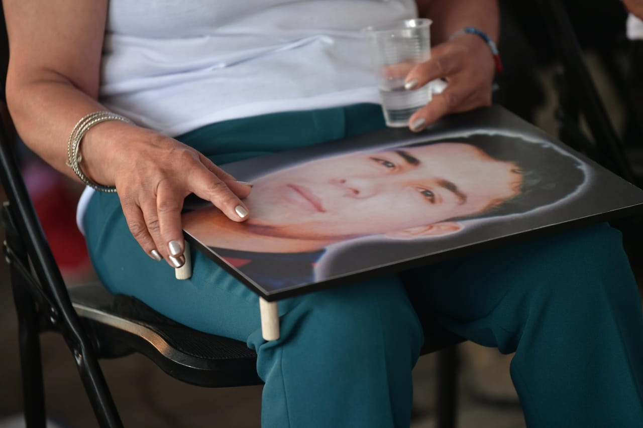 Con fotografías de sus hijos, hermanos y nietos, madres de 'falsos positivos' contaron sus historias en Soacha frente a victimarios