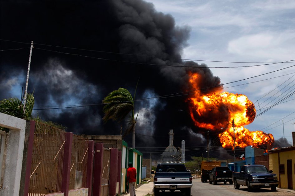 Incendio en refinería venezolana de Amuay se extiende a un tercer tanque