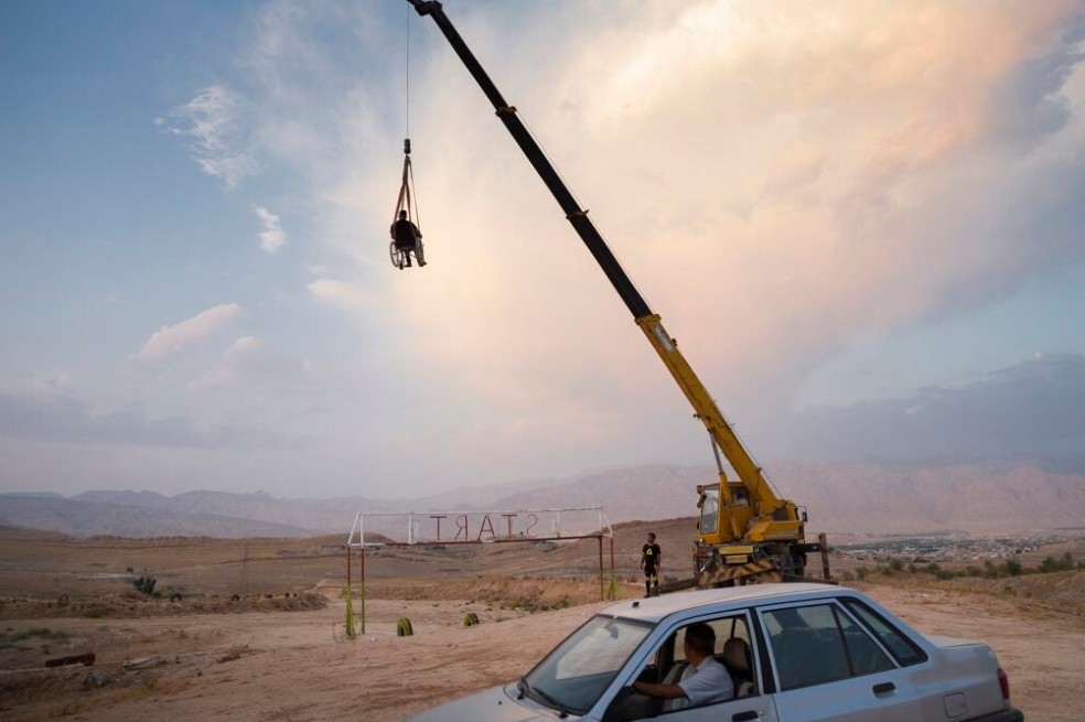 A Saeed Ramin, trabajador de la zona, se sube a una grúa. La foto fue capturada en Irán.