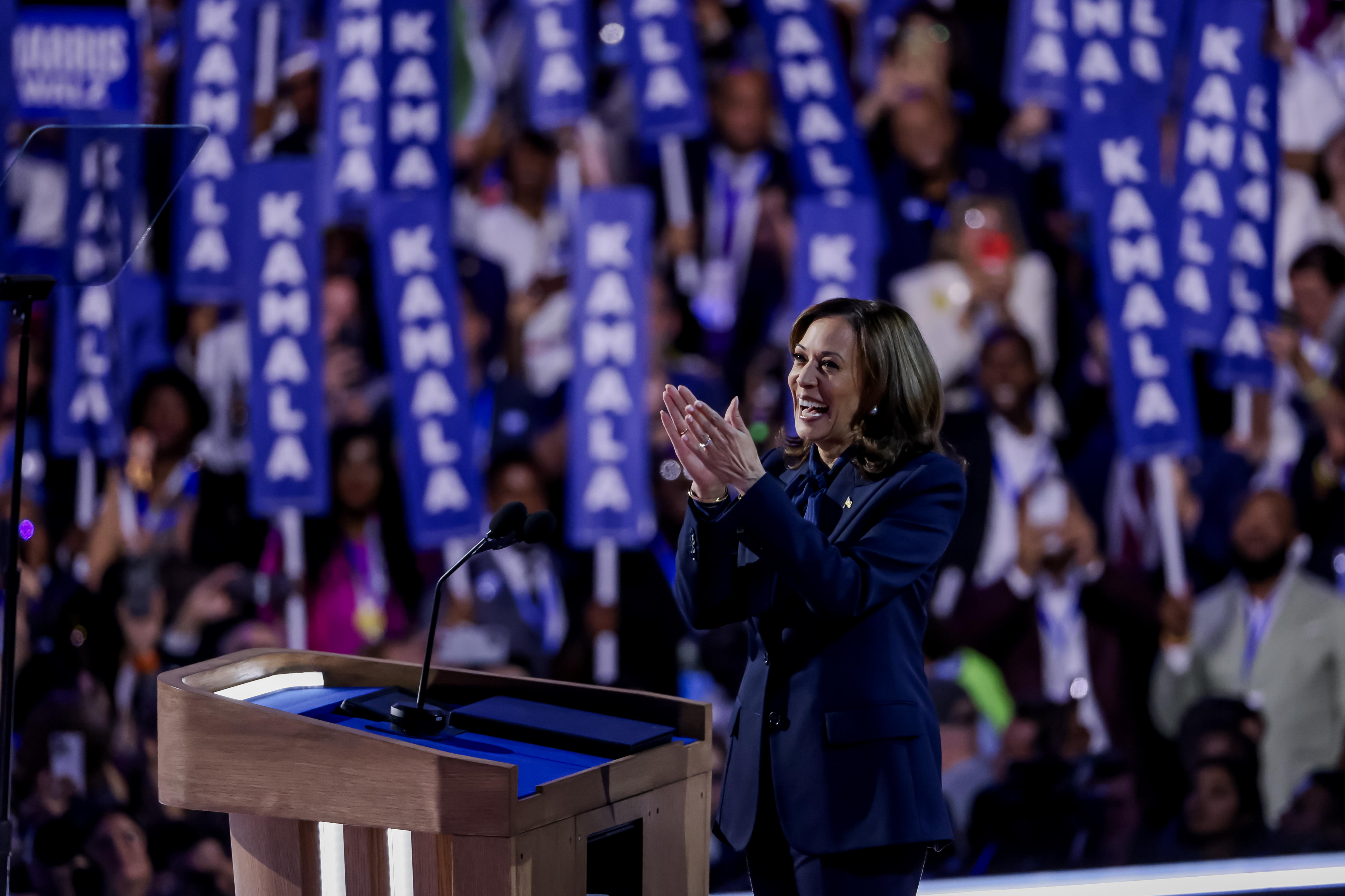 “No retrocederemos”: Kamala Harris traza una pelea en tono patriótico y de unidad