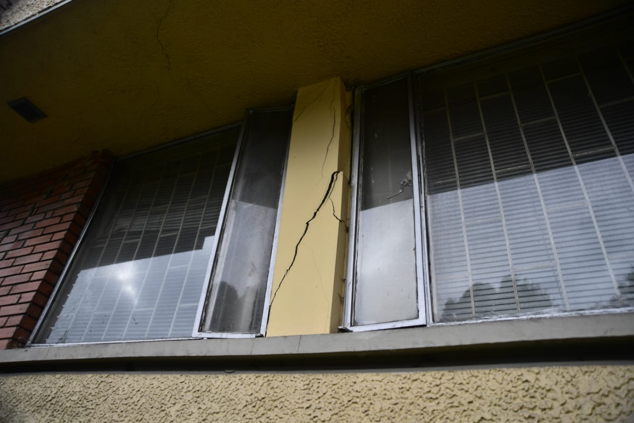 Las gritas se extienden en diversas partes de las fachadas, e incluso los marcos del as ventanas y puertas de la edificación también se ven deterioradas.
