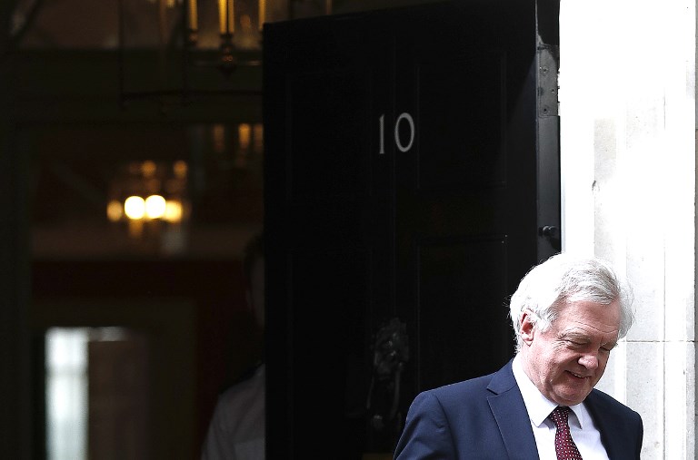 Caos en el Gobierno británico tras las dimisiones de dos ministros claves