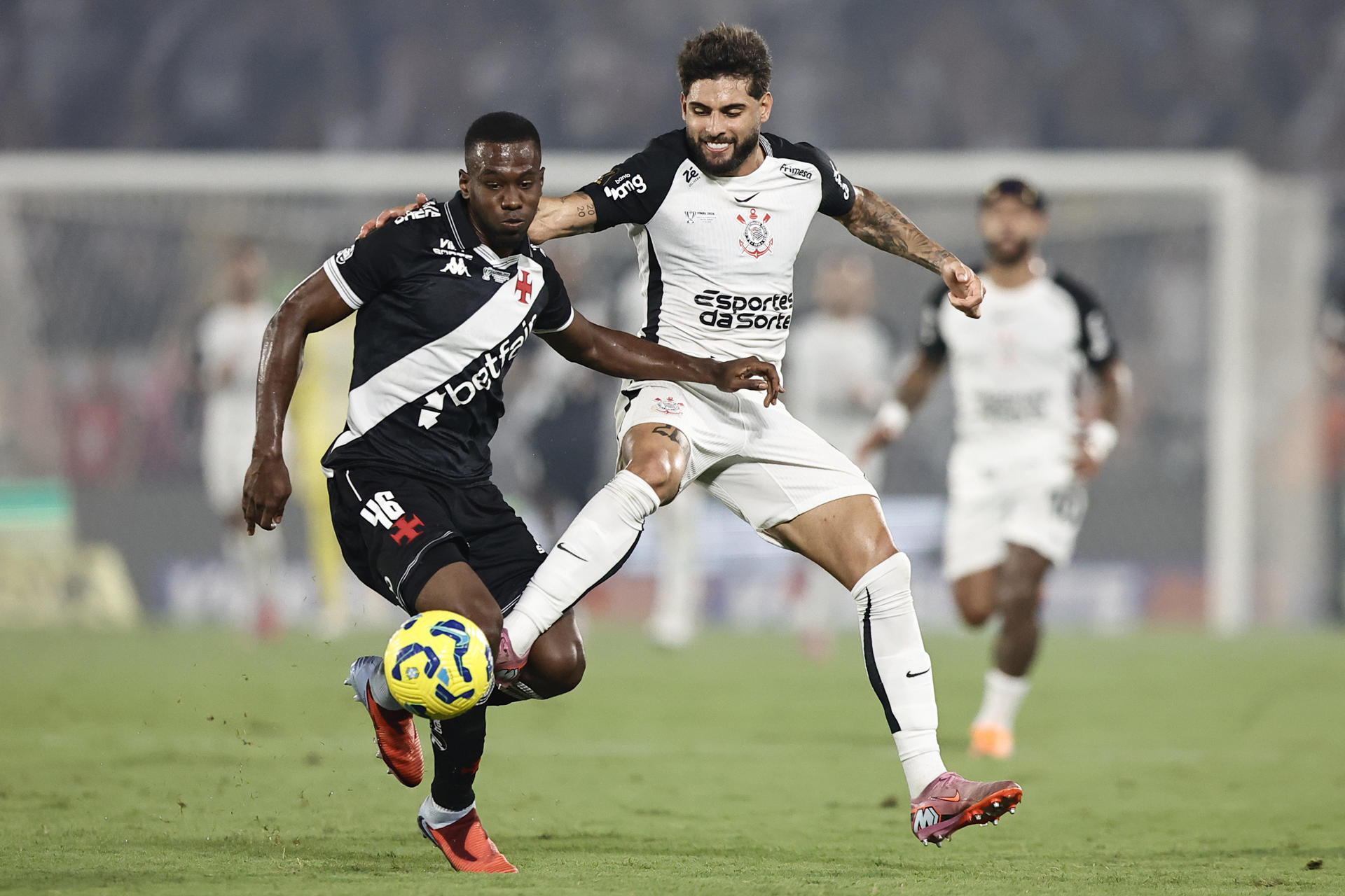 AMDEP189. RÍO DE JANEIRO (BRASIL), 21/12/2025.- Carlos Cuesta (i) de Vasco disputa un balón con Yuri Alberto de Corinthians este domingo, en el partido de vuelta de la final de la Copa de Brasil entre Vasco Da Gama y Corinthians en el Estadio Maracana, en Rio de Janeiro (Brasil). EFE/ Andre Coelho