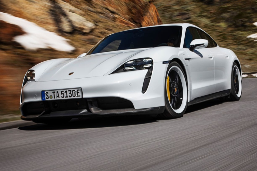 Porsche Taycan.Porsche.Vale la pena mencionar que el Taycan también se llevó el premio a carro de altas prestaciones del año 2020, una categoría ocupada por tres referencias de Porsche. El eléctrico de lujo llegó a la final junto al 718 Spyder/Cayman GT4 y al 911.