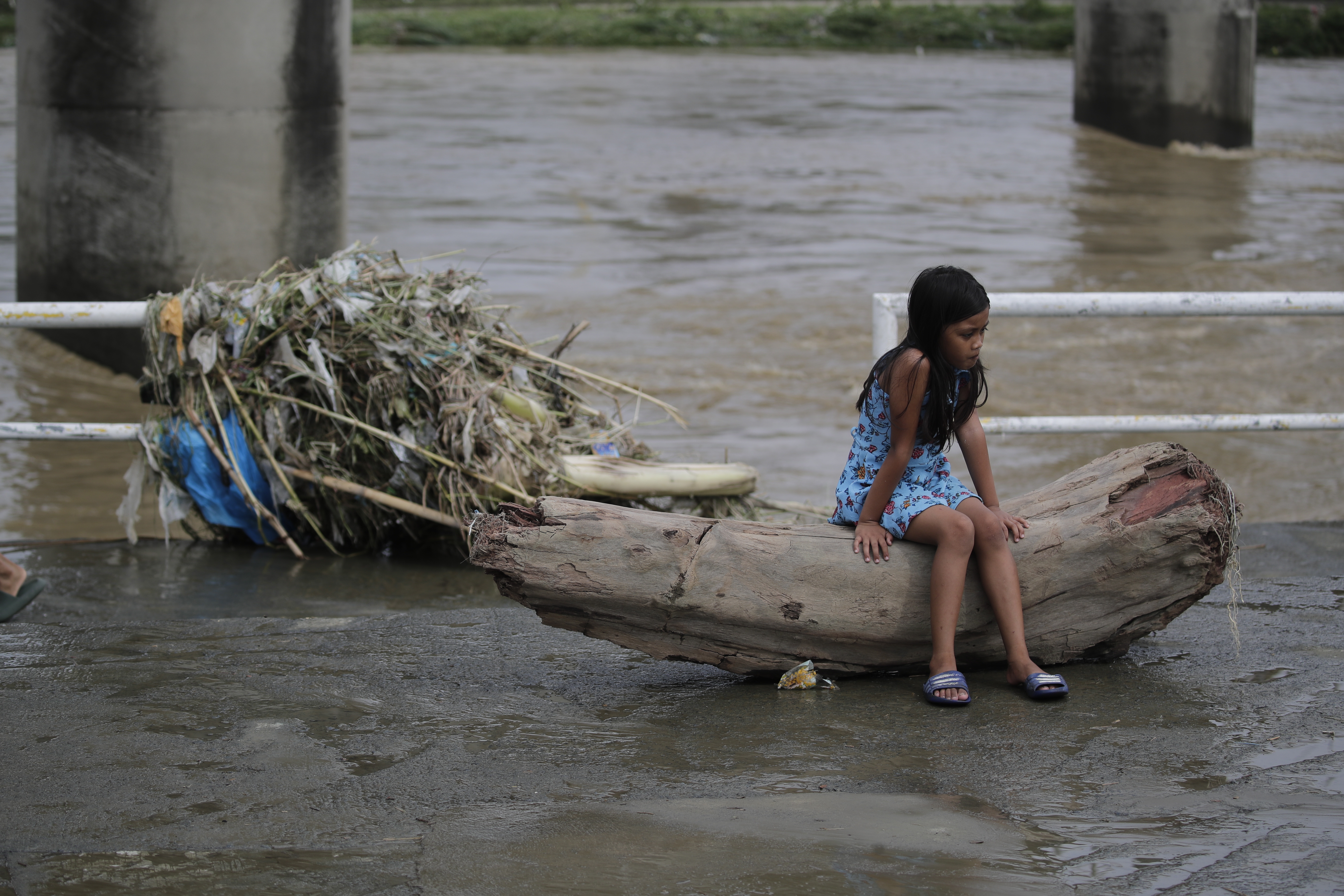 Marikina City (Philippines), 26/09/2022.- A villager girl rests on debris in the aftermath of typhoon Noru in Marikina city, Metro Manila, Philippines 26 September 2022. Typhoon Noru crossed the northern Philippine region of Luzon on 25 September and prompted thousands to evacuate due to h?eavy rain and strong winds. Typhoon Noru is expected to leave the Philippine area of responsibility by evening of 26 September. (Filipinas, Estados Unidos) EFE/EPA/FRANCIS R. MALASIG