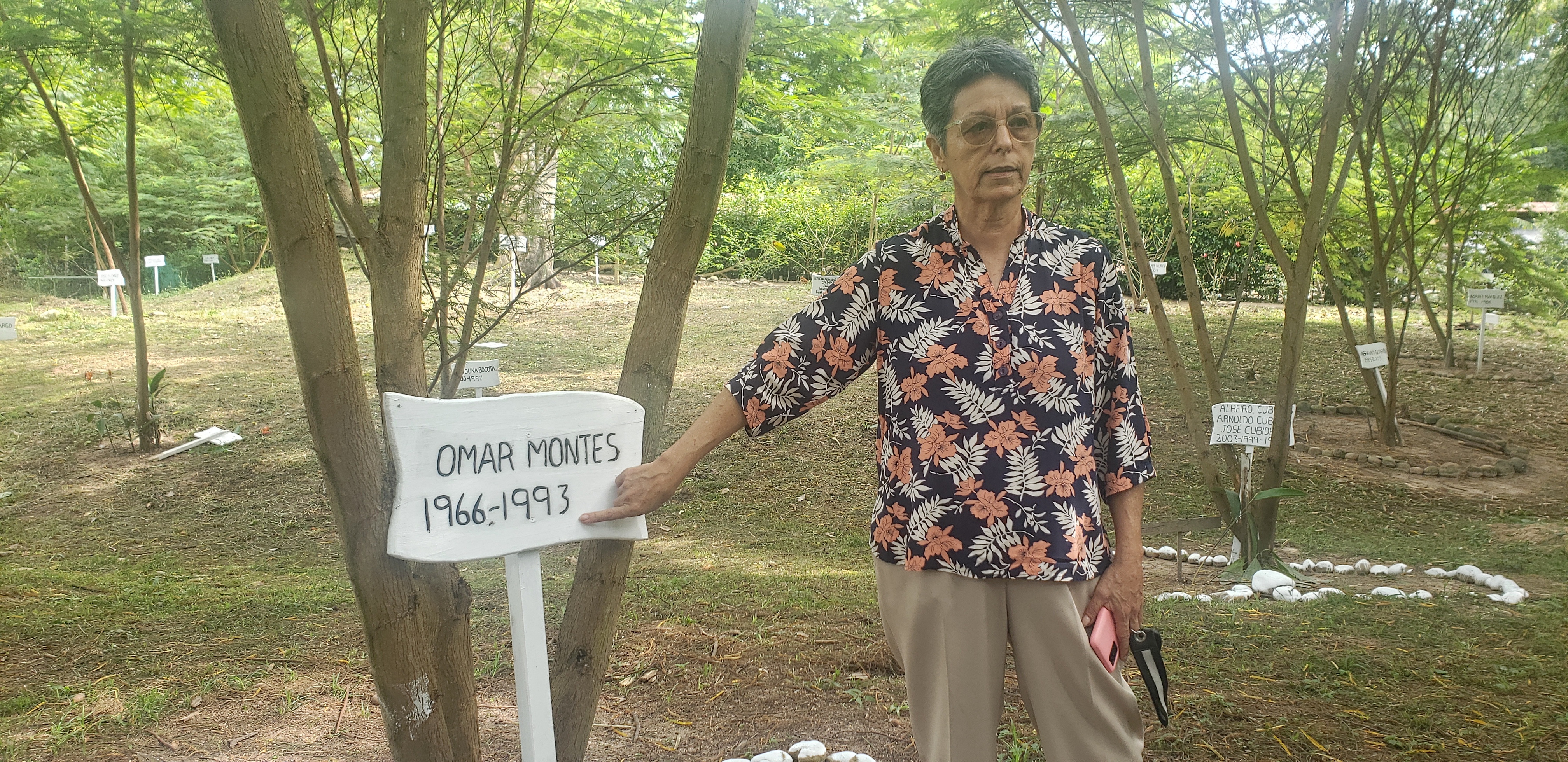Yolanda Montes señala el árbol que sembraron en memoria de su hermano desaparecido, Omar Alfonso Montes.