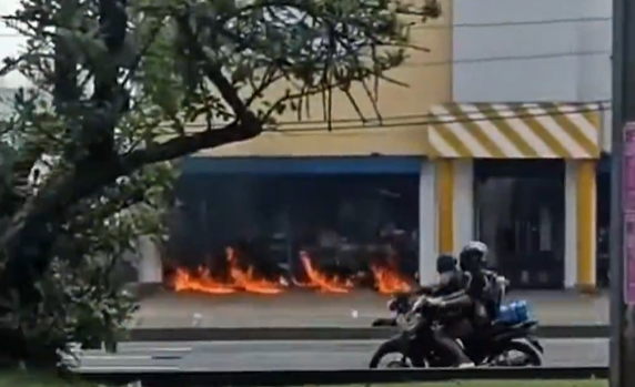 Disturbios en la Universidad del Valle: encapuchados lanzaron molotov a juguetería