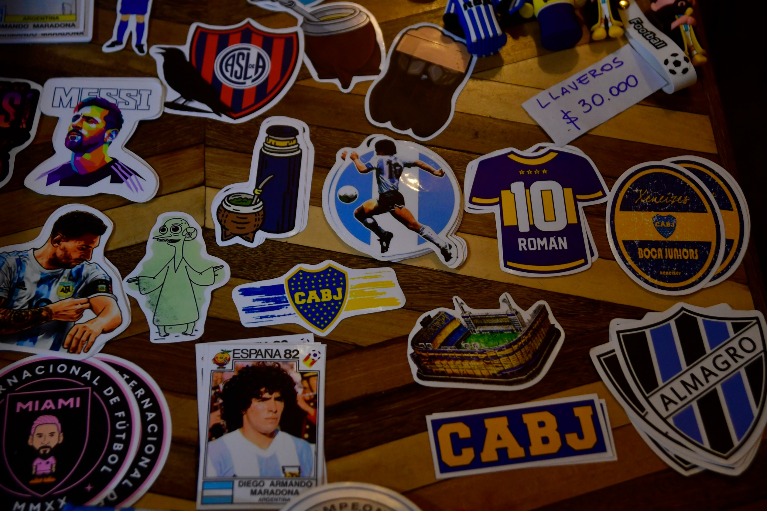 Calcomanías, llaveros, revistas y otros artículos complementan las colecciones de muchos aficionados. Para algunos asistentes, el coleccionismo va más allá de las camisetas.