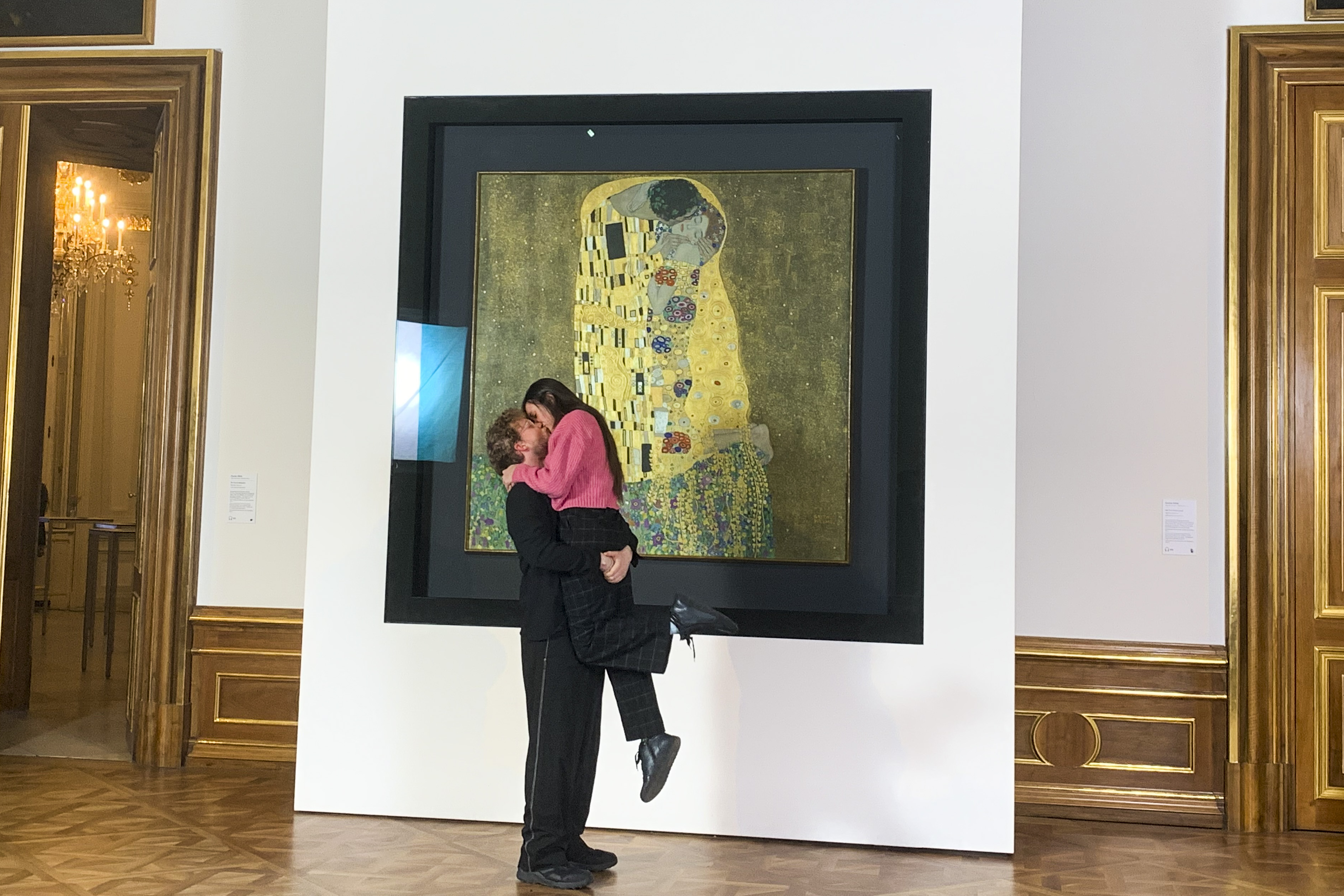 VIENA, 14/02/2025.- El Museo Belvedere de Viena celebró este viernes un San Valentín especial al permitir a parejas de enamorados fotografiarse frente a 'El Beso' de Gustav Klimt, uno de los cuadros más famosos del mundo. EFE / Olatz Castrillo.