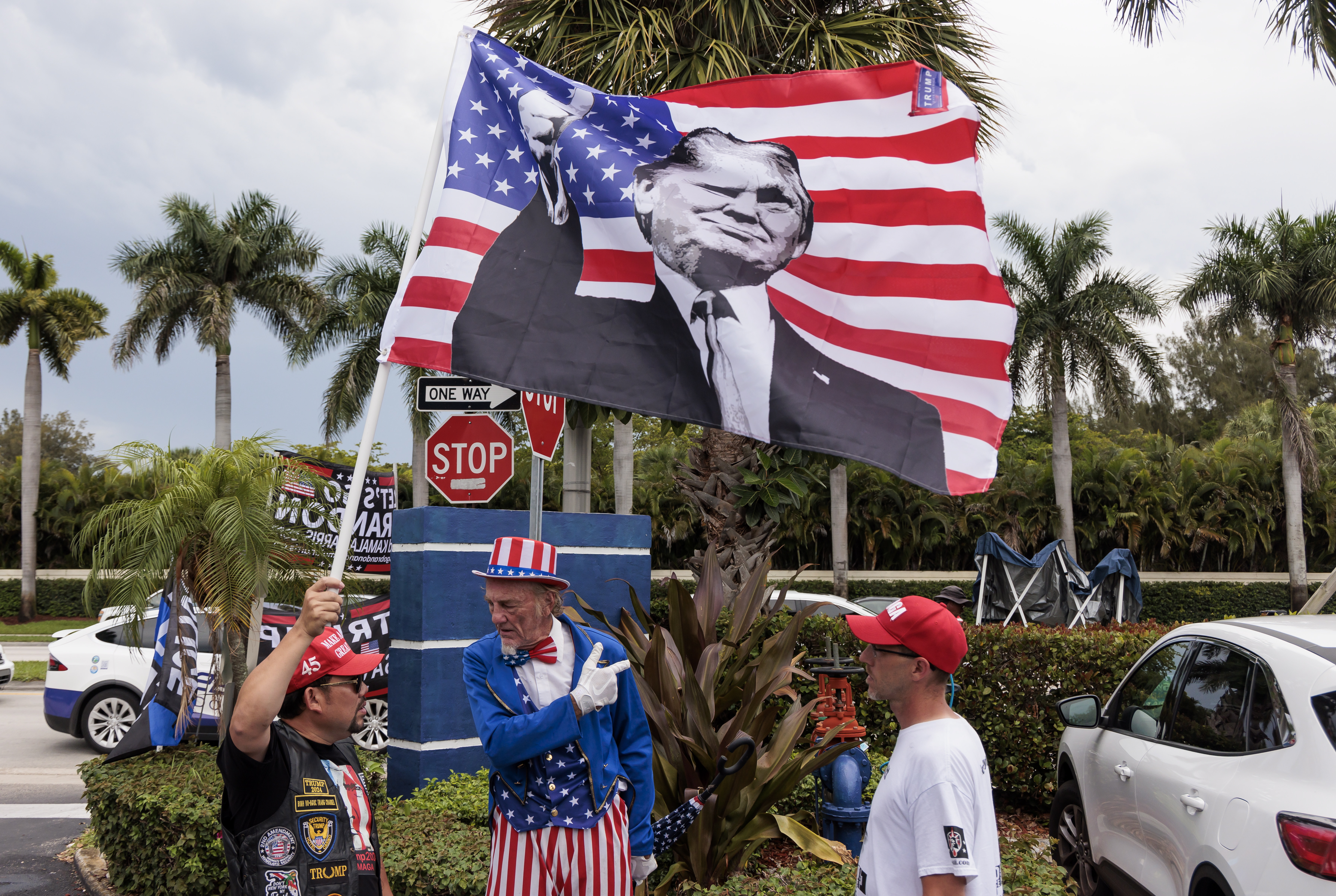 Doral (United States), 12/06/2023.- Supporters of former President Donald Trump gather near the entrance to the Trump National Doral Miami golf course for a rally to show support for Trump in Doral, Florida, USA, 12 June 2023. Trump is facing multiple federal charges stemming from an US Justice Department investigation led by Special Counsel Jack Smith related to the former president'Äôs alleged mishandling of classified national security documents and is scheduled to turn himself into authorities on Tuesday in Miami. (Estados Unidos) EFE/EPA/JUSTIN LANE