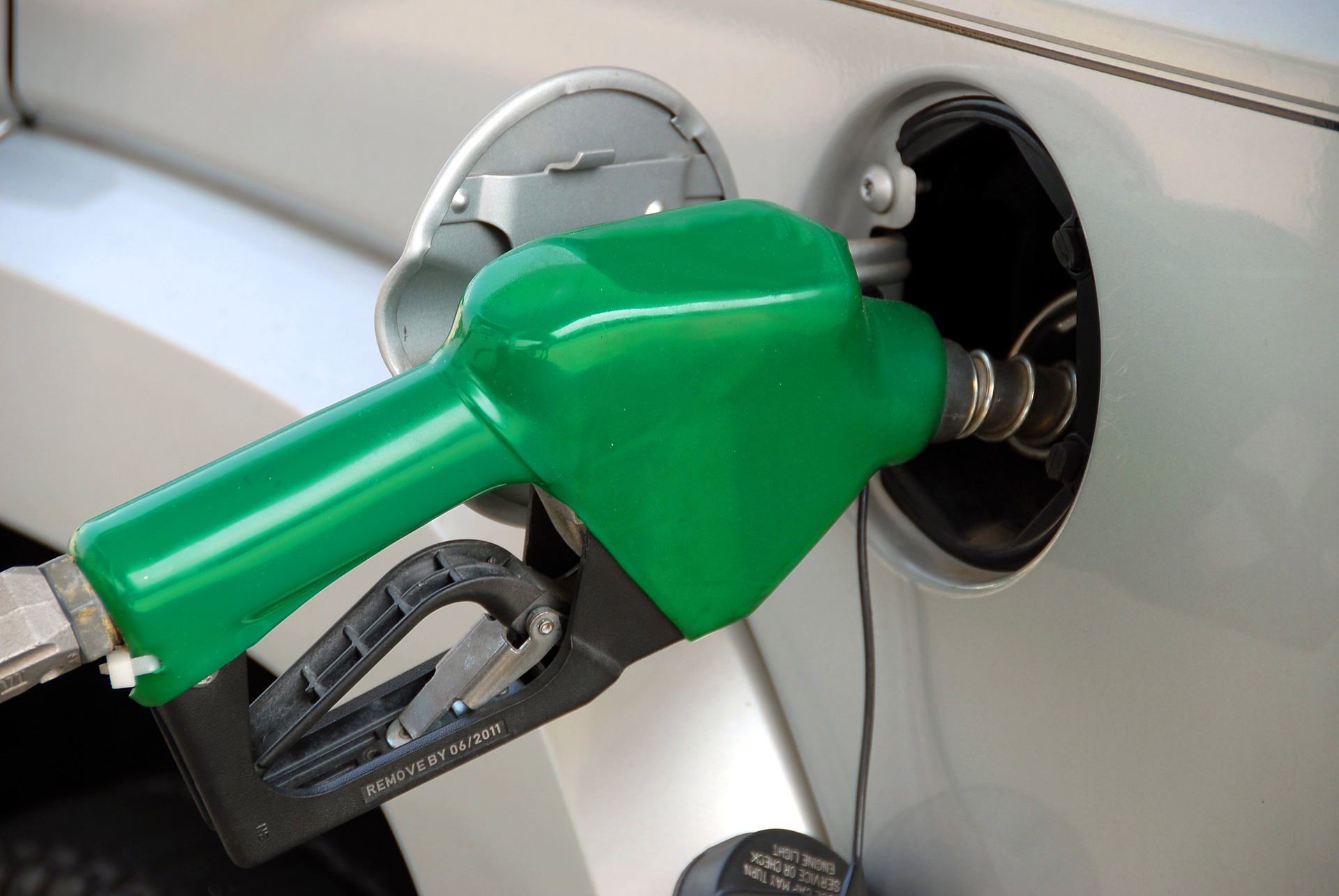 El alza de la gasolina es inevitable, pero debe ser gradual