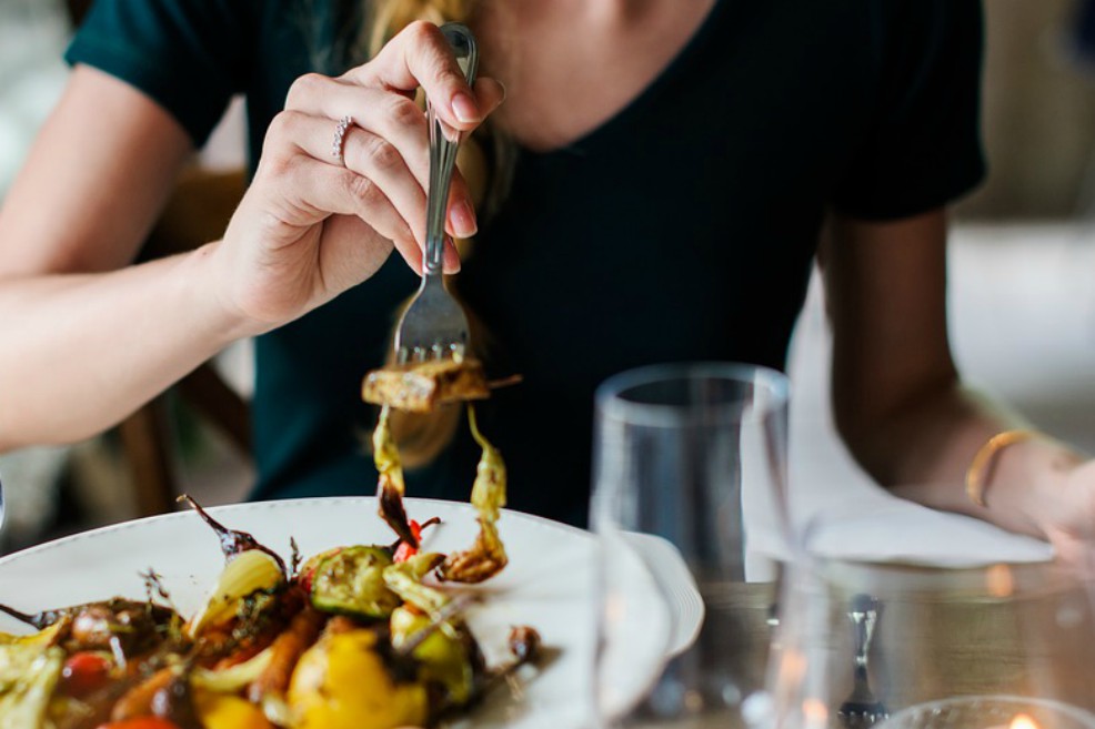 ¿Comer solo es malo para la salud?