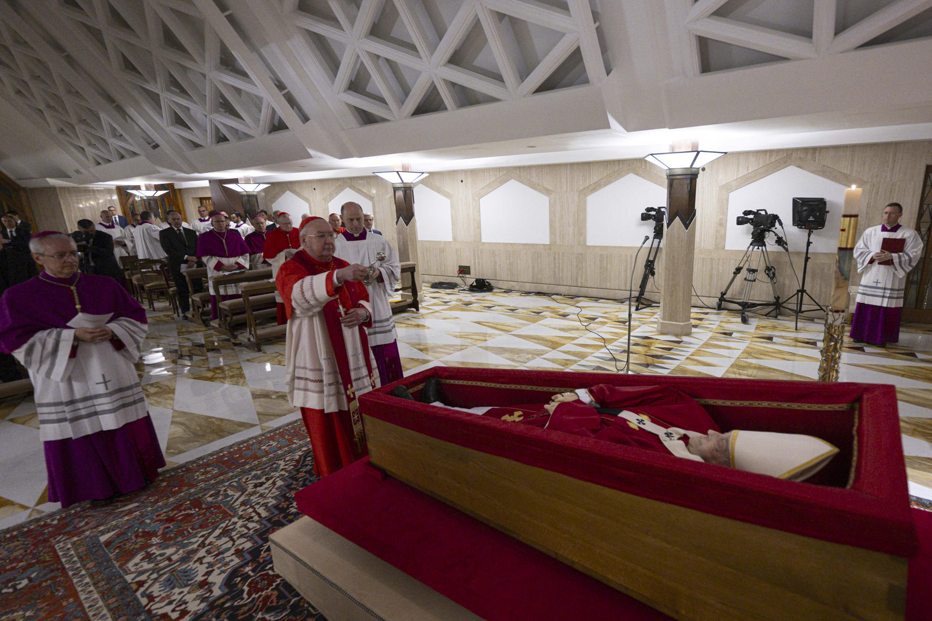 CIUDAD DEL VATICANO, 22/04/2025.- El Vaticano difundió este martes las primeras imágenes del papa Francisco, fallecido este lunes a los 88 años, en el féretro de madera en la capilla de la que fue su residencia, la Casa Santa Marta. El papa descansa sobre un féretro de madera forrado de terciopelo rojo con una casulla purpura y una mitra blanca y en las manos lleva un rosario. EFE/ Francesco Sforza/Dicasterio Para La Comunicación De La Santa Sede SOLO USO EDITORIAL/SOLO DISPONIBLE PARA ILUSTRAR LA NOTICIA QUE ACOMPAÑA (CRÉDITO OBLIGATORIO)
