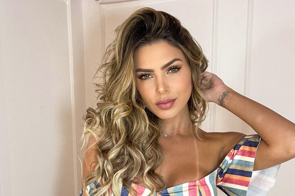 James Rodríguez le ha dejado varios likes en varias de sus sexis fotografías, llamando la atención de los internautas que están pendientes de los movimientos que realiza el futbolista del combinado nacional.