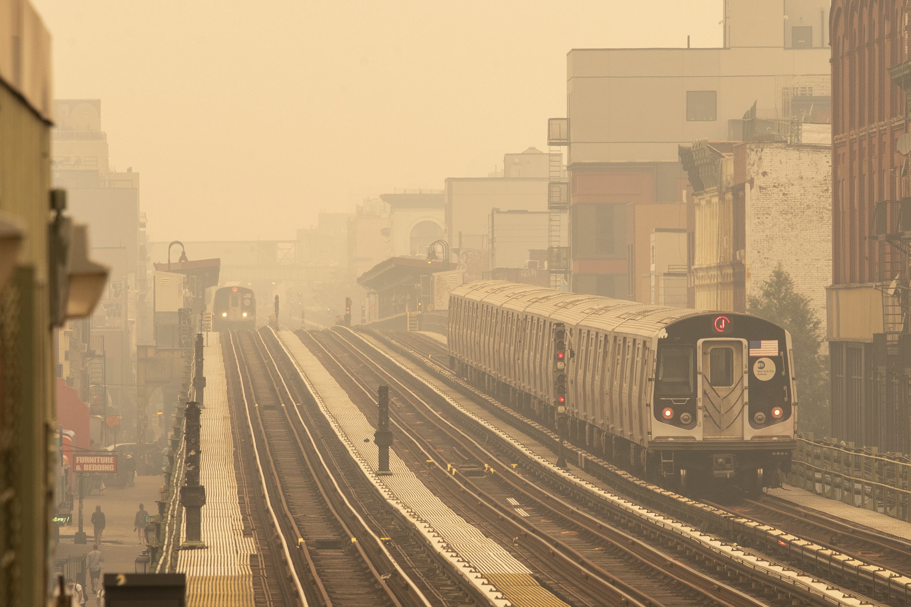 New York (United States), 07/06/2023.- Smoke as a result from Canadian wildfires engulfs the New York area, making it the worst air quality in the world at the moment, as seen on a subway platform in the Brooklyn borough of New York, New York, USA, 07 June 2023. An air quality alert was issued for the whole of New York City and is also affecting large portions of the northeastern United States. (Incendio, Estados Unidos, Nueva York) EFE/EPA/SARAH YENESEL