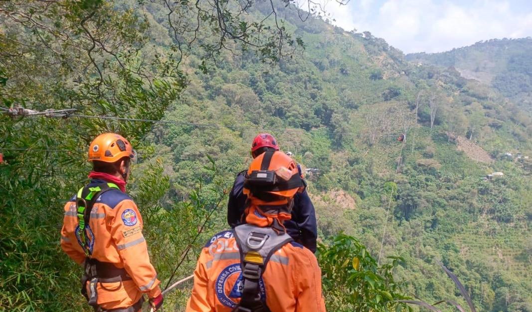 Padre e hija estuvieron suspendidos seis horas sobre una tarabita en Piedecuesta