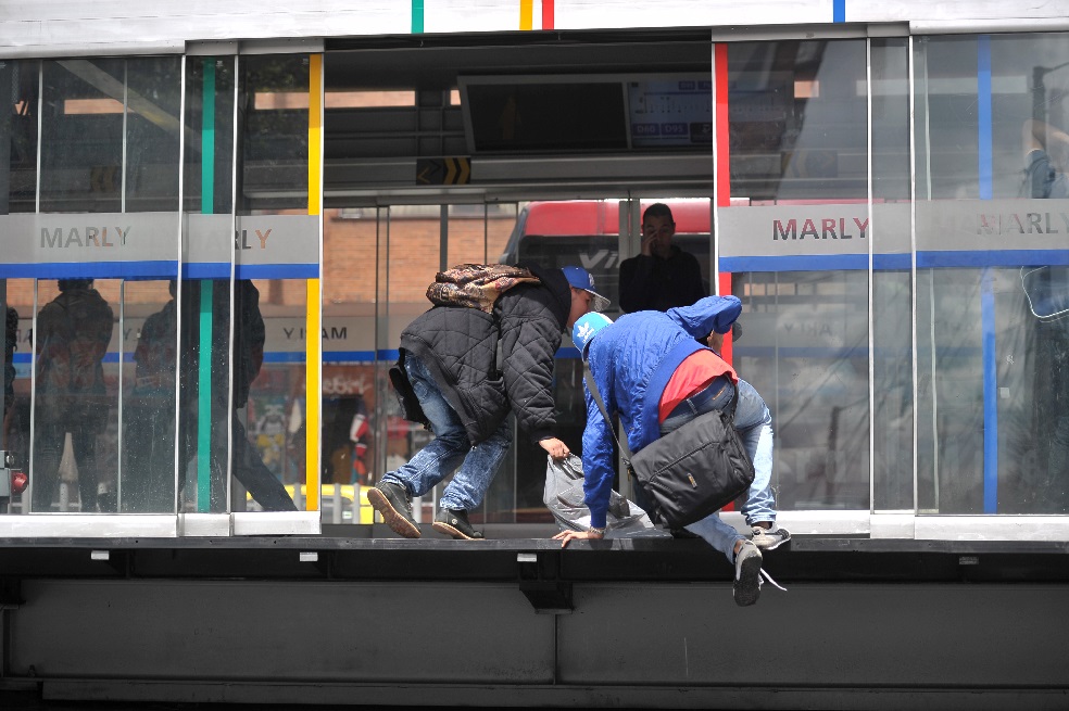 Cerca de 60 mil personas se cuelan a diario en las estaciones de Transmilenio. /Gustavo Torrijos