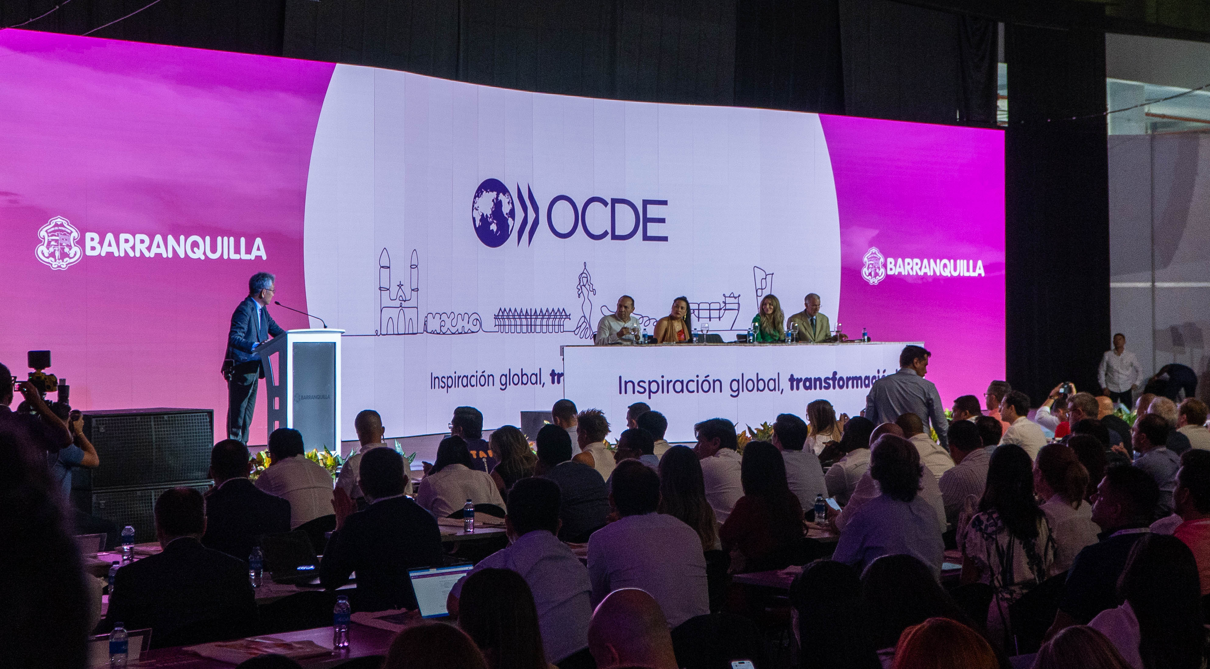 Yoshiki Takeuchi, secretario general adjunto de la OCDE, participó en la mesa inaugural del foro junto con el ministro de Trabajo, Antonio Sanguino; la directora del Departamento Nacional de Planeación (DNP), Natalia Molina Posso; la gerente de Ciudad de Barranquilla, Ana María Aljure, y el gobernador del Atlántico, Eduardo Verano.