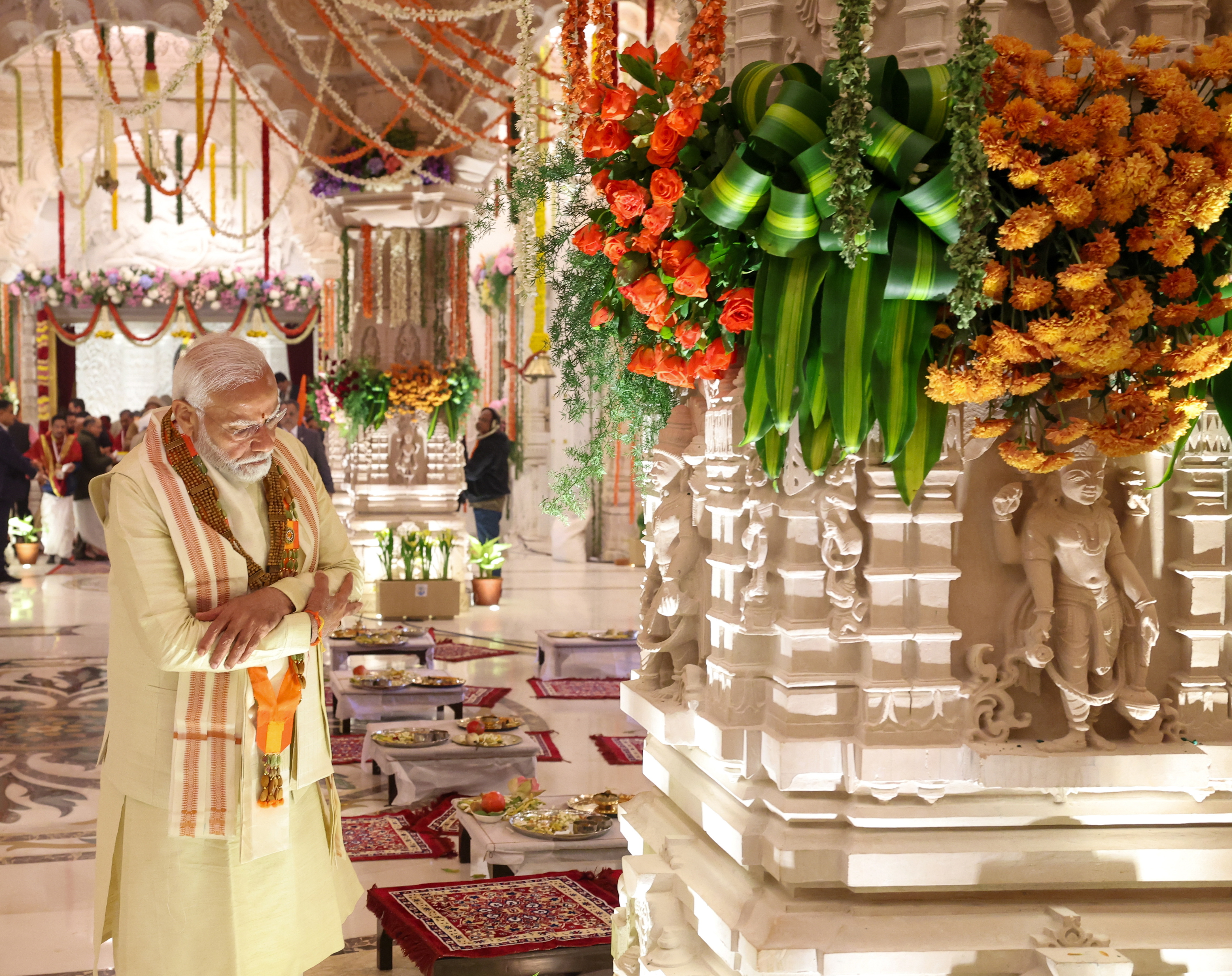 Ayodhya (India), 22/01/2024.- A handout photo made available by India's Press Information Bureau (PIB) shows Indian Prime Minister Narendra Modi attending the inauguration ceremony of the Ram Mandir temple in Ayodhya, Uttar Pradesh, India, 22 January 2024. The Indian prime minister presided over the inauguration of the grand temple dedicated to the Hindu god Lord Ram at a site believed to be his birthplace. The temple replaces a 16th-century mosque that was destroyed by Hindu mobs in 1992. The demolition sparked riots across the country killing around 2,000 people, mostly Muslims. The dispute was resolved in 2019, when India's Supreme Court granted the site to Hindus and ordered a separate plot of land for Muslims, where construction of a new mosque has yet to start. (Disturbios) EFE/EPA/INDIA PRESS INFORMATION BUREAU HANDOUT HANDOUT EDITORIAL USE ONLY/NO SALES HANDOUT EDITORIAL USE ONLY/NO SALES