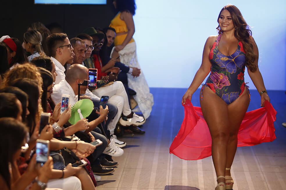 Mujeres de tallas grandes cautivaron con sus curvas en Colombiamoda