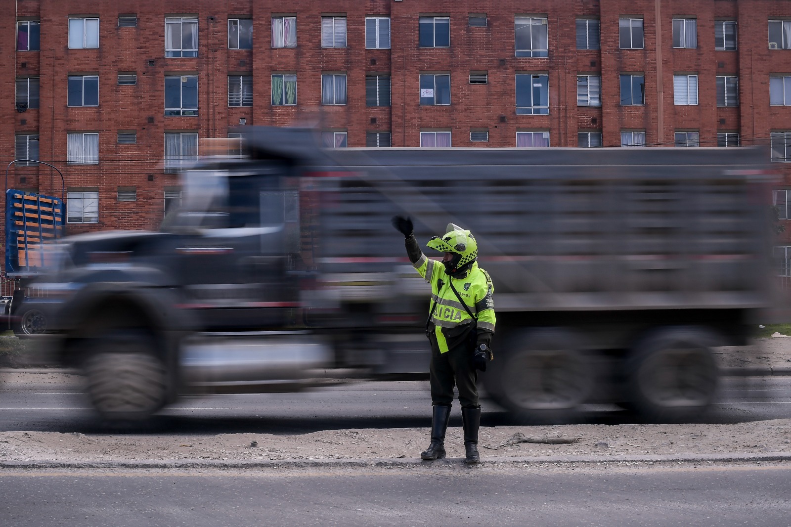 Con bloqueos intermitentes y de manera pacífica, avanzó la manifestación de transportadores por el incremento en el precio de los combustibles.