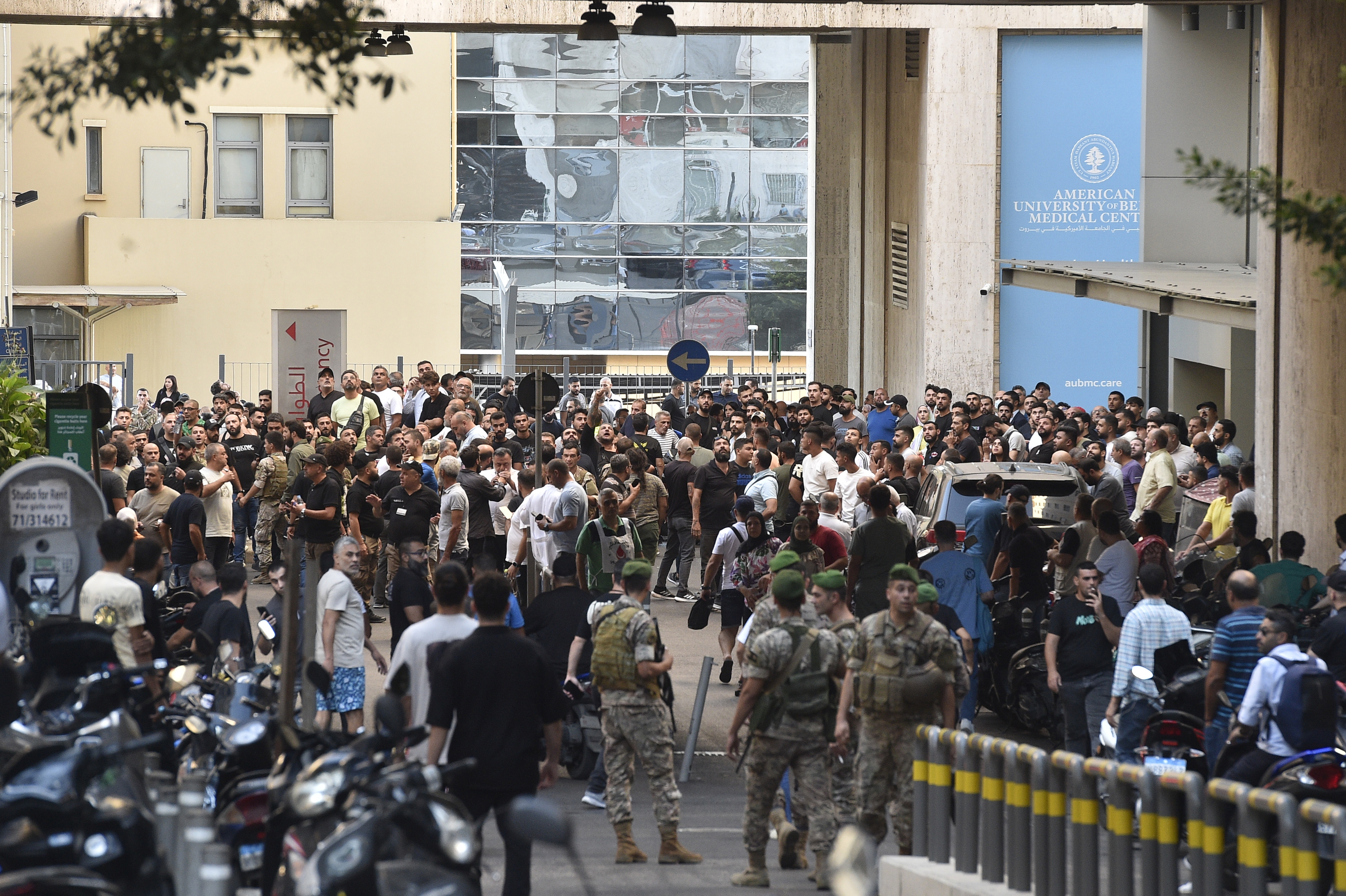 Beirut (Lebanon), 17/09/2024.- Lebanese soldiers and Hezbollah members gather outside the American University of Beirut Medical Center (AUBMC) after an incident involving Hezbollah members' wireless devices in Beirut, Lebanon, 17 September 2024. According to the Lebanese Health minister, at least eight people died and more than 2.500 were injured. 'Several wireless communication devices (pagers) were detonated using advanced technology'Äô, the state news agency said. (Líbano, Hizbulá/Hezbolá) EFE/EPA/WAEL HAMZEH