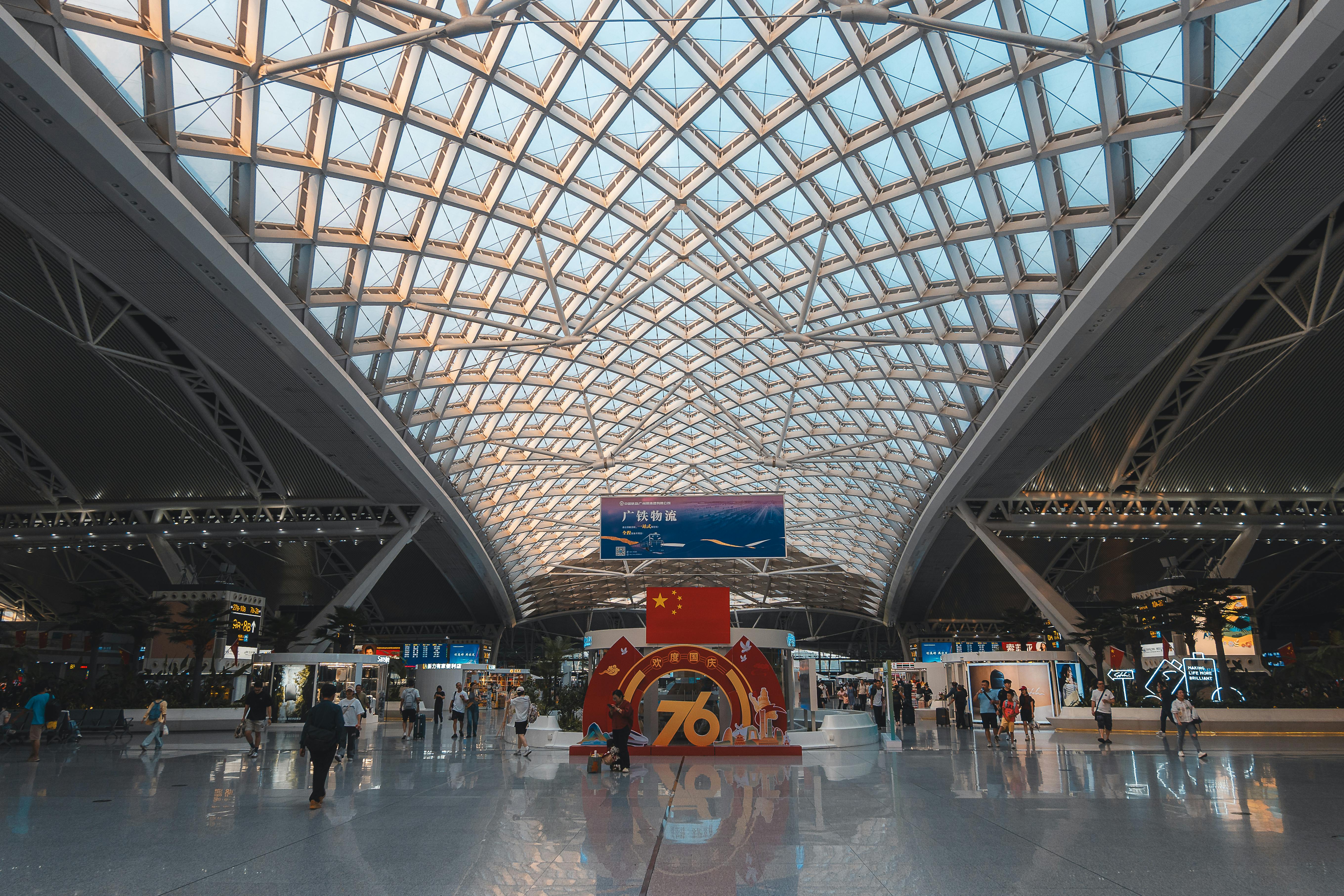 El Aeropuerto Internacional de Hong Kong, certificado como aeropuerto de 5 estrellas, destaca por la calidad de sus instalaciones, comodidad, limpieza y servicio al pasajero. Considerado uno de los principales hubs de la región, ofrece una amplia y destacada oferta gastronómica y comercial, además de altos estándares en atención. Aunque ha enfrentado retos por el aumento de pasajeros, continúa mejorando sus espacios y servicios para mantener su posición entre los mejores aeropuertos del mundo.