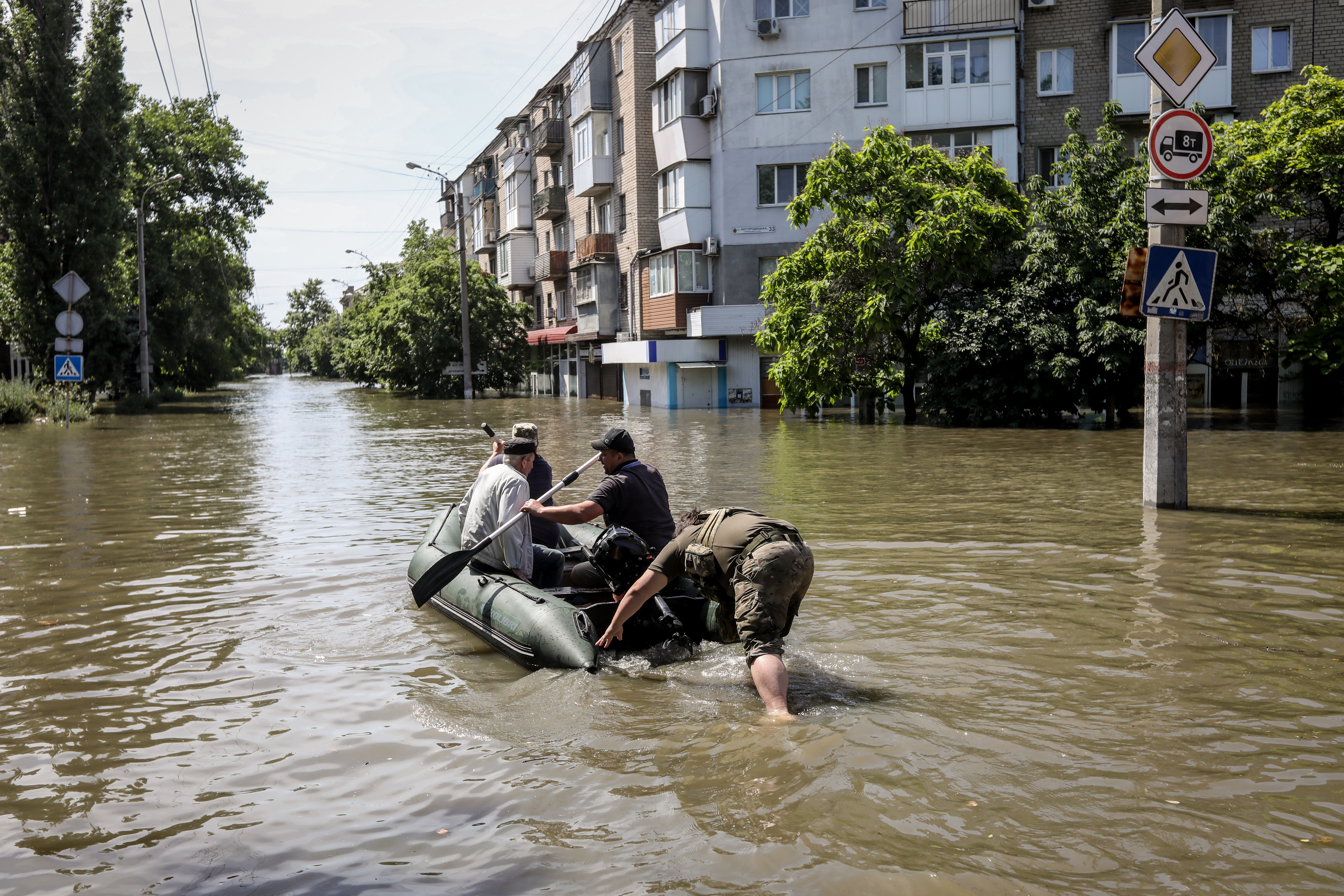 Kherson (Ukraine), 07/06/2023.- People move on a rubber boat along the flooded streets of Kherson, Ukraine, 07 June 2023. Ukraine has accused Russian forces of destroying a critical dam and hydroelectric power plant on the Dnipro River in the Kherson region along the front line in southern Ukraine on 06 June. A number of settlements were completely or partially flooded, Kherson region governor Oleksandr Prokudin said on telegram. Russian troops entered Ukraine in February 2022 starting a conflict that has provoked destruction and a humanitarian crisis. (Rusia, Ucrania) EFE/EPA/MYKOLA TYMCHENKO
