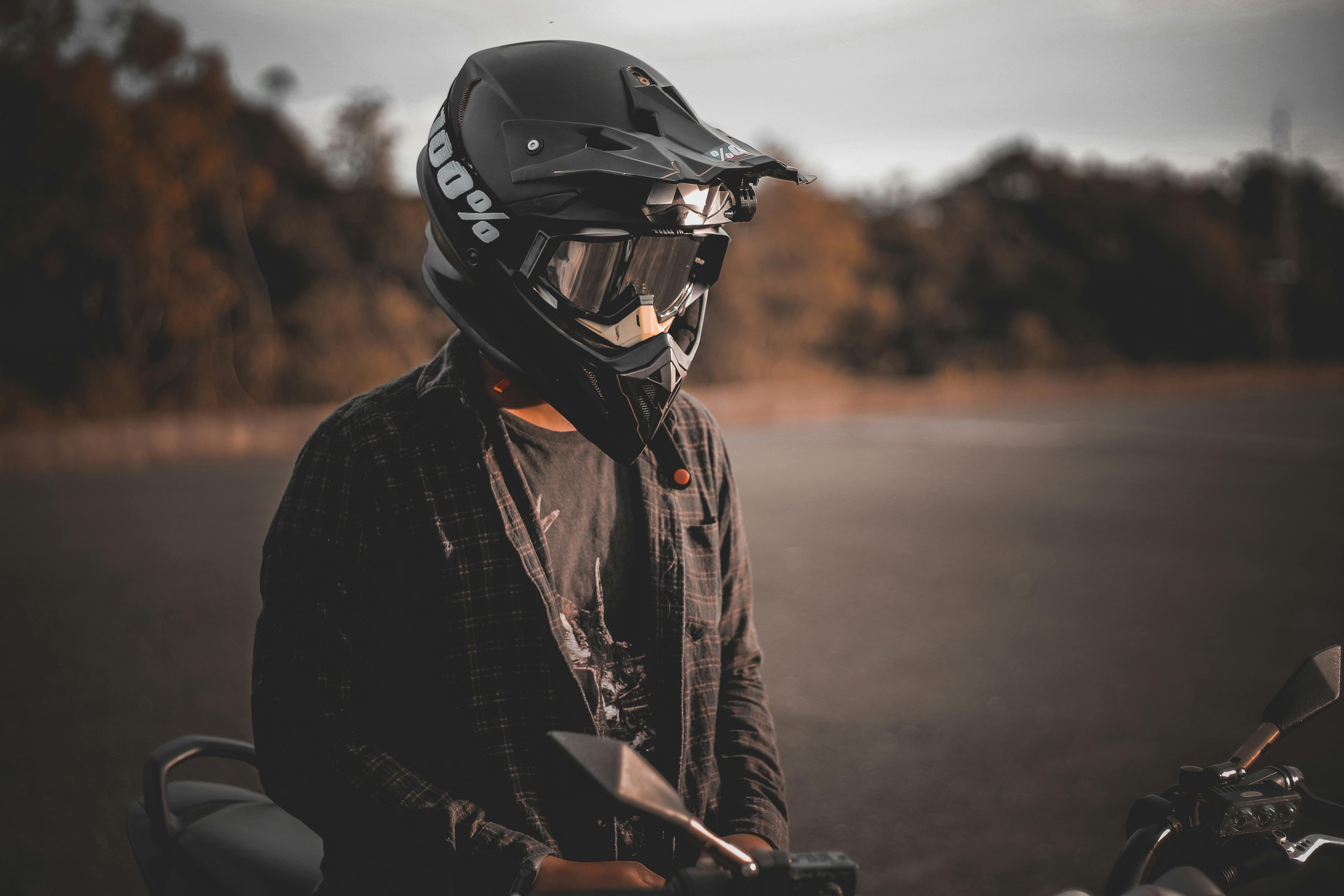 La forma correcta de ajustar el casco de su moto y evitar lesiones en cinco pasos