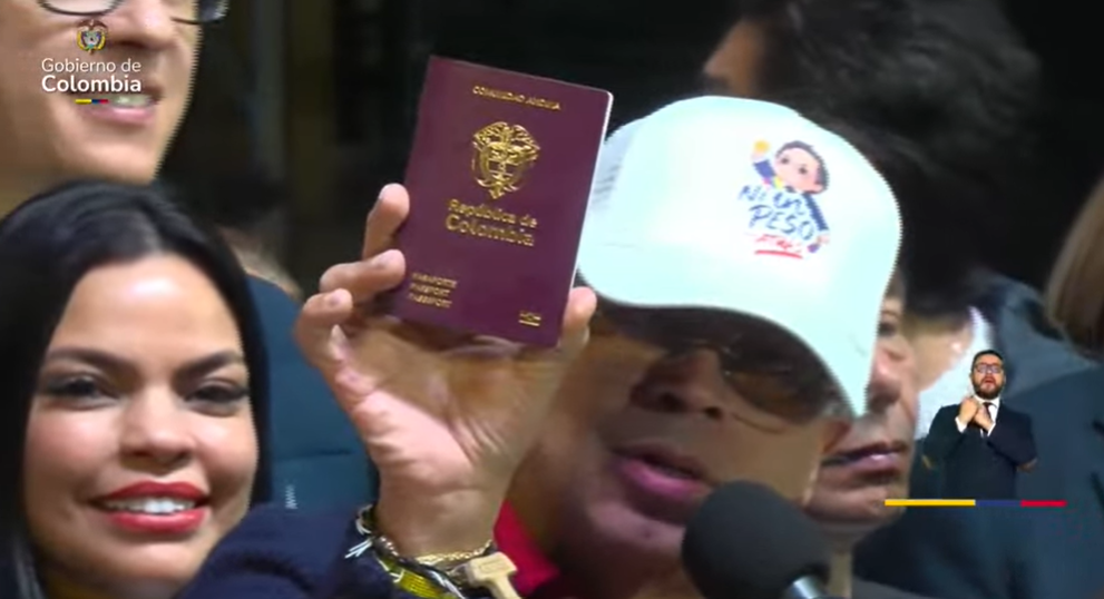 El presidente Gustavo Petro mostró el nuevo modelo del pasaporte.