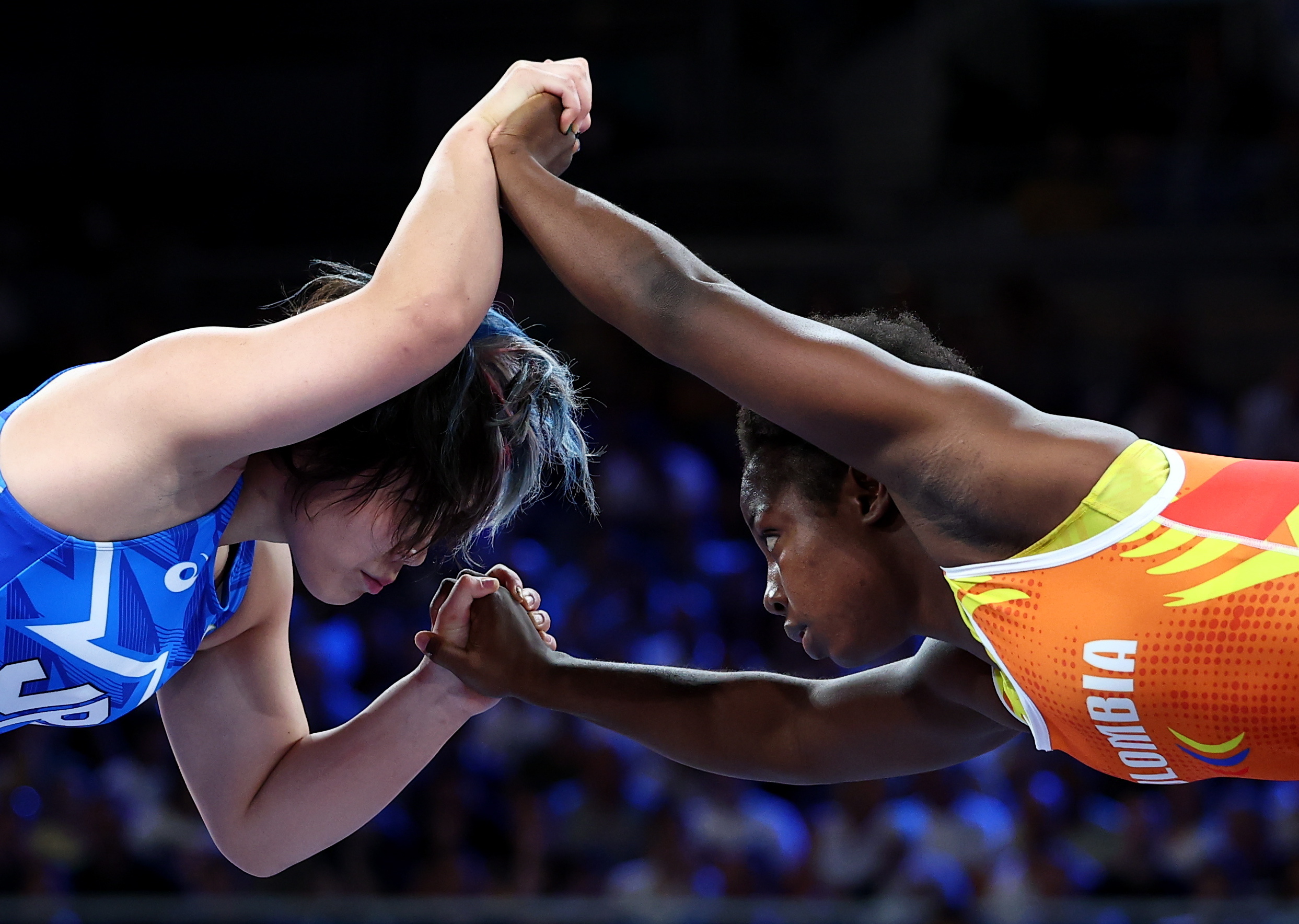 Paris (France), 10/08/2024.- Tatiana Renteria Renteria of Colombia (red) faces Yuka Kagami of Japan in their Women's Freestyle 76kg semi final of the Wrestling competitions in the Paris 2024 Olympic Games, at the Champs-de-Mars Arena in Paris, France, 10 August 2024. (Francia, Japón) EFE/EPA/CHRISTOPHE PETIT TESSON