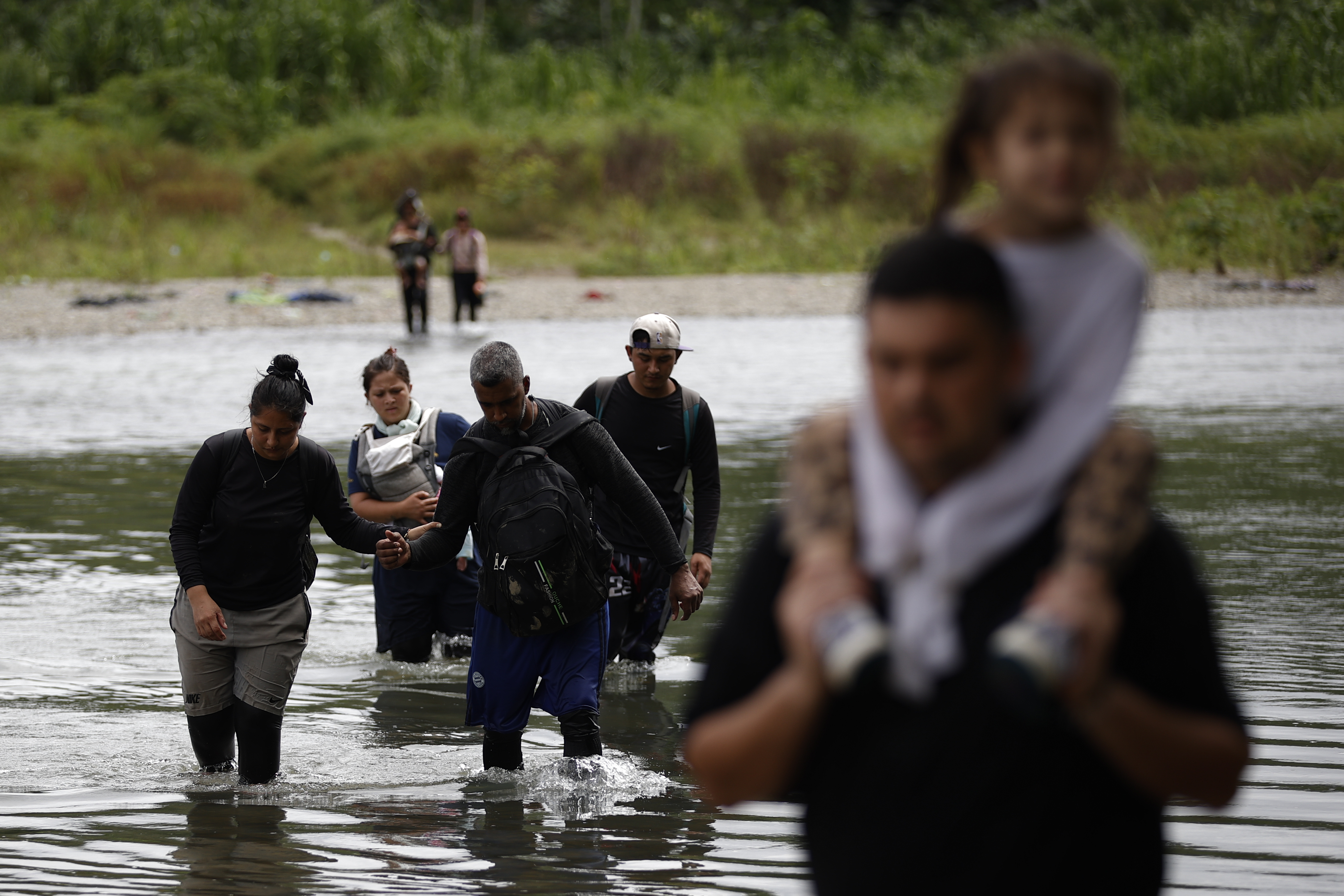 Según Panamá. el flujo de migrantes por el Darién bajó más del 40 % en 2024