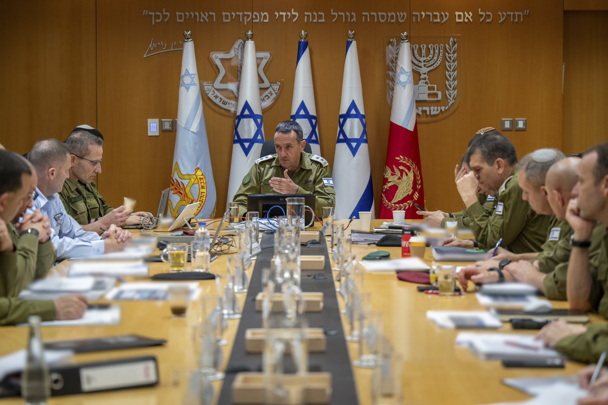 TEL AVIV, 14/04/2024.-El jefe del Estado Mayor de Israel, teniente general Herzi Halevi, reunido hoy en la sede del Ejército en Tel Aviv para hacer una evaluación de la situación con el Foro del Estado Mayor. Halevi mantuvo hoy una conversación telefónica con el comandante del Comando Central de EE.UU., el general de cuatro estrellas Michael Erik Kurilla, para tratar sobre la crisis de seguridad en la región tras el ataque ayer de Irán contra territorio israelí y controlado por Israel.EFE/ Ejército Israelí ***SOLO USO EDITORIAL/SOLO DISPONIBLE PARA ILUSTRAR LA NOTICIA QUE ACOMPAÑA (CRÉDITO OBLIGATORIO)***