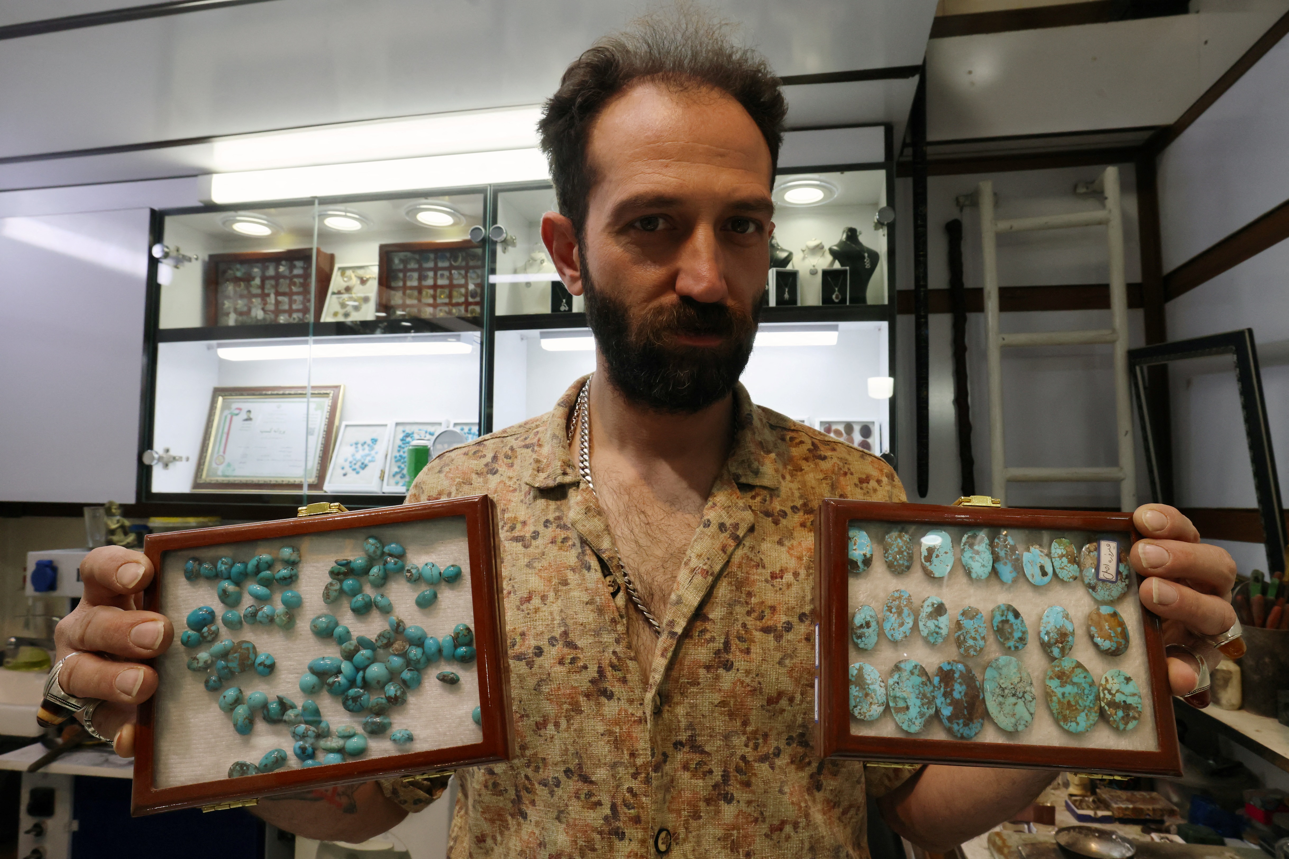 Un vendedor muestra piedras turquesas en el antiguo bazar de la ciudad de Shahr-e Ray (Rey), al sur de Teherán, Irán.