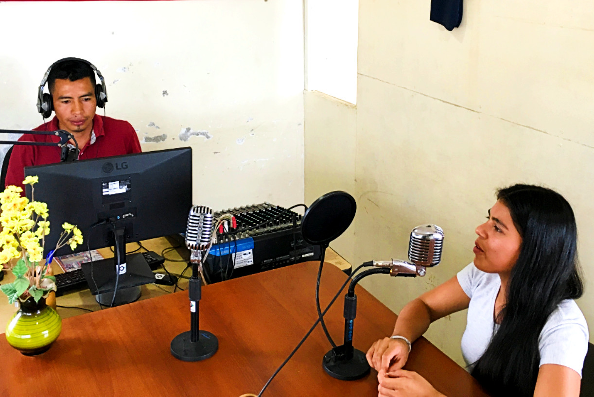 Natalia y Wilmar, compañeros de Abelardo Liz en la emisora Nación Nasa.