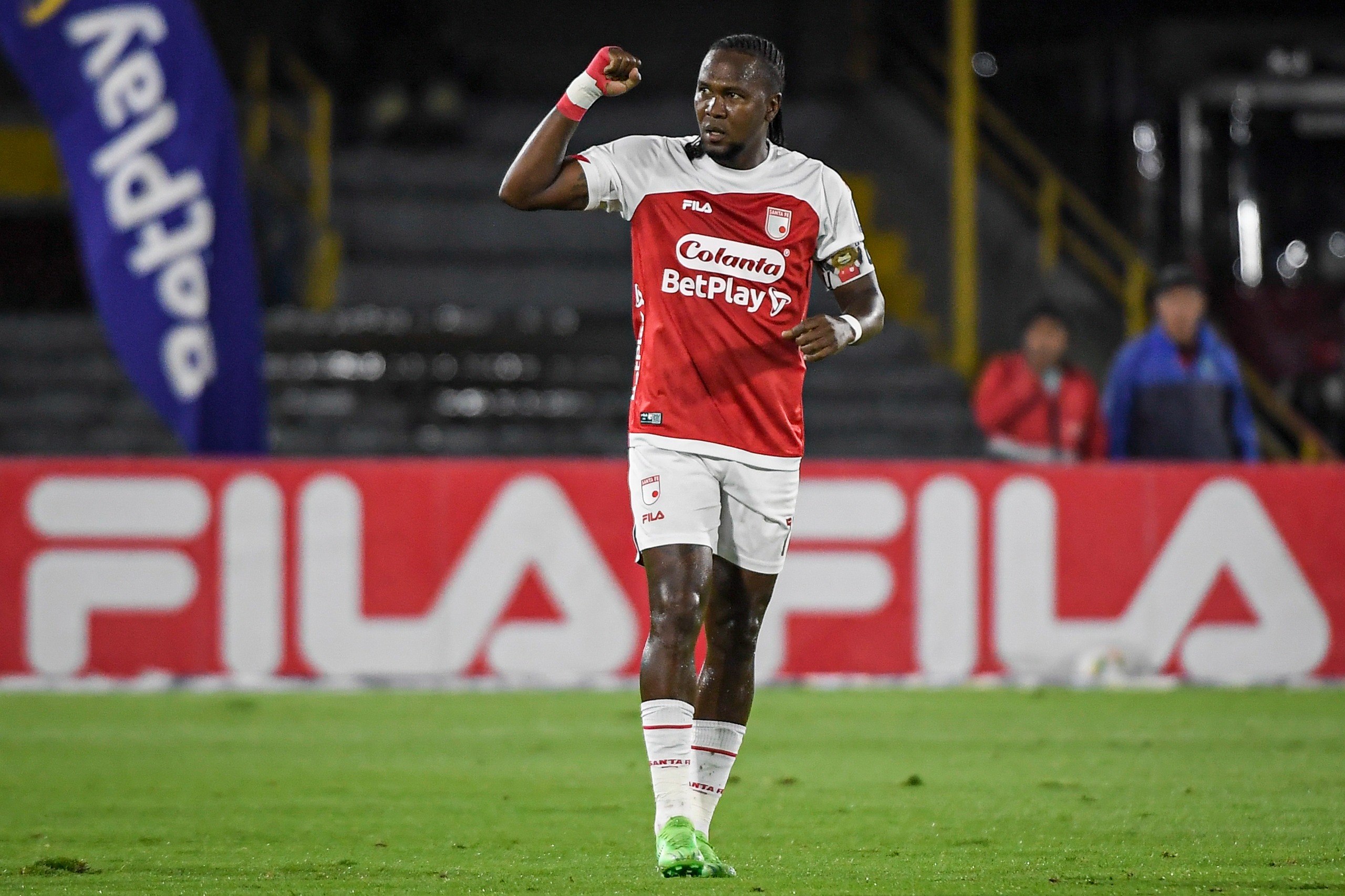 Hugo Rodallega, capitán de Santa Fe, fue el autor del primer gol del equipo cardenal.