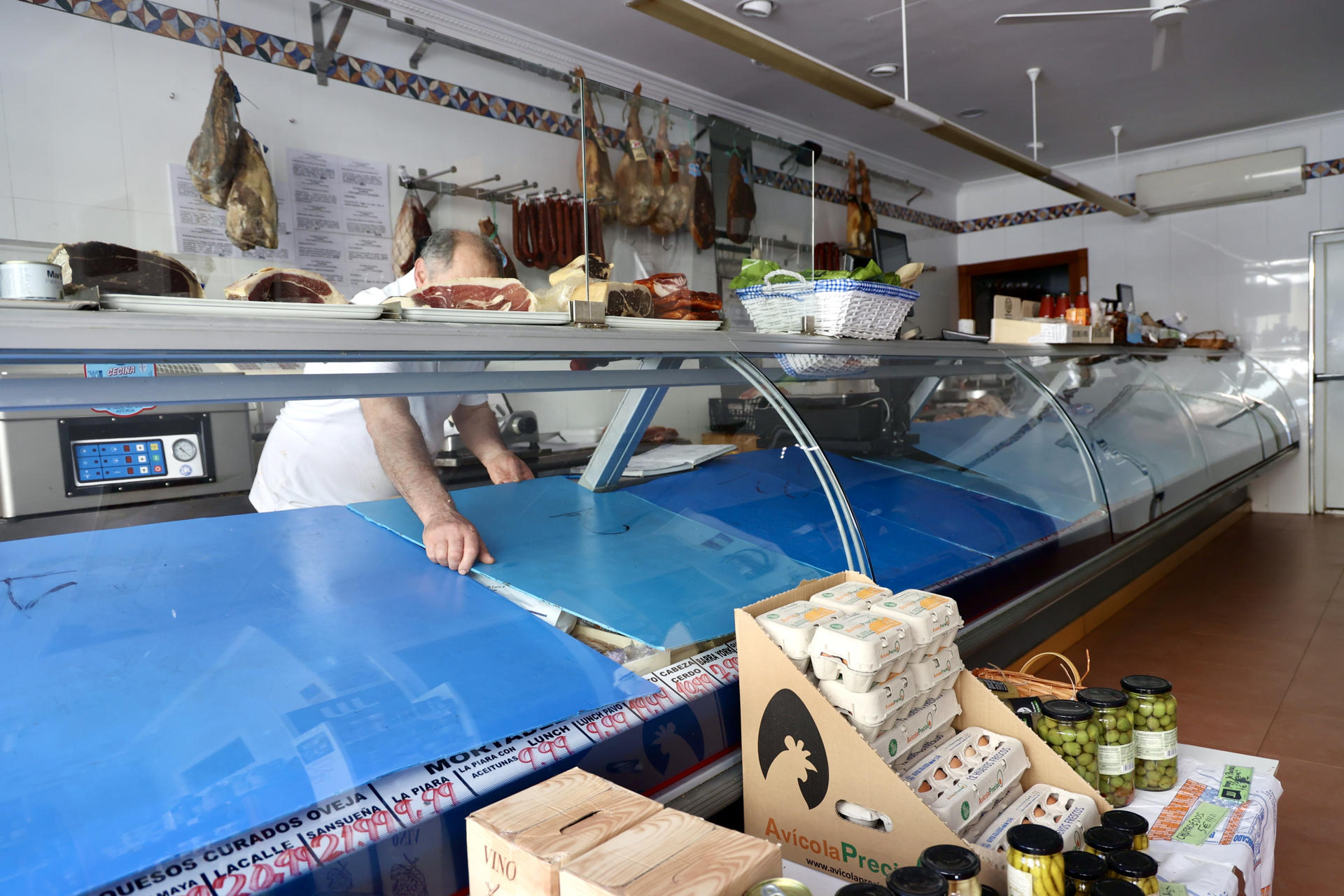 LOGROÑO, 28/04/2025.- Locales comerciales de Logroño han cerrado supuestas tras el apagón. El apagón eléctrico que afecta a la España peninsular desde las 12:30 horas de este lunes ha paralizado, prácticamente, la actividad productiva en La Rioja, según datos facilitados a EFE en la Federación de Empresas de La Rioja (FER). Toda la actividad productiva de la región está parada, salvo aquellas empresas que disponen de generadores para hacer frente a esta tipo de incidencias. EFE/ Raquel Manzanares Tel.630202852