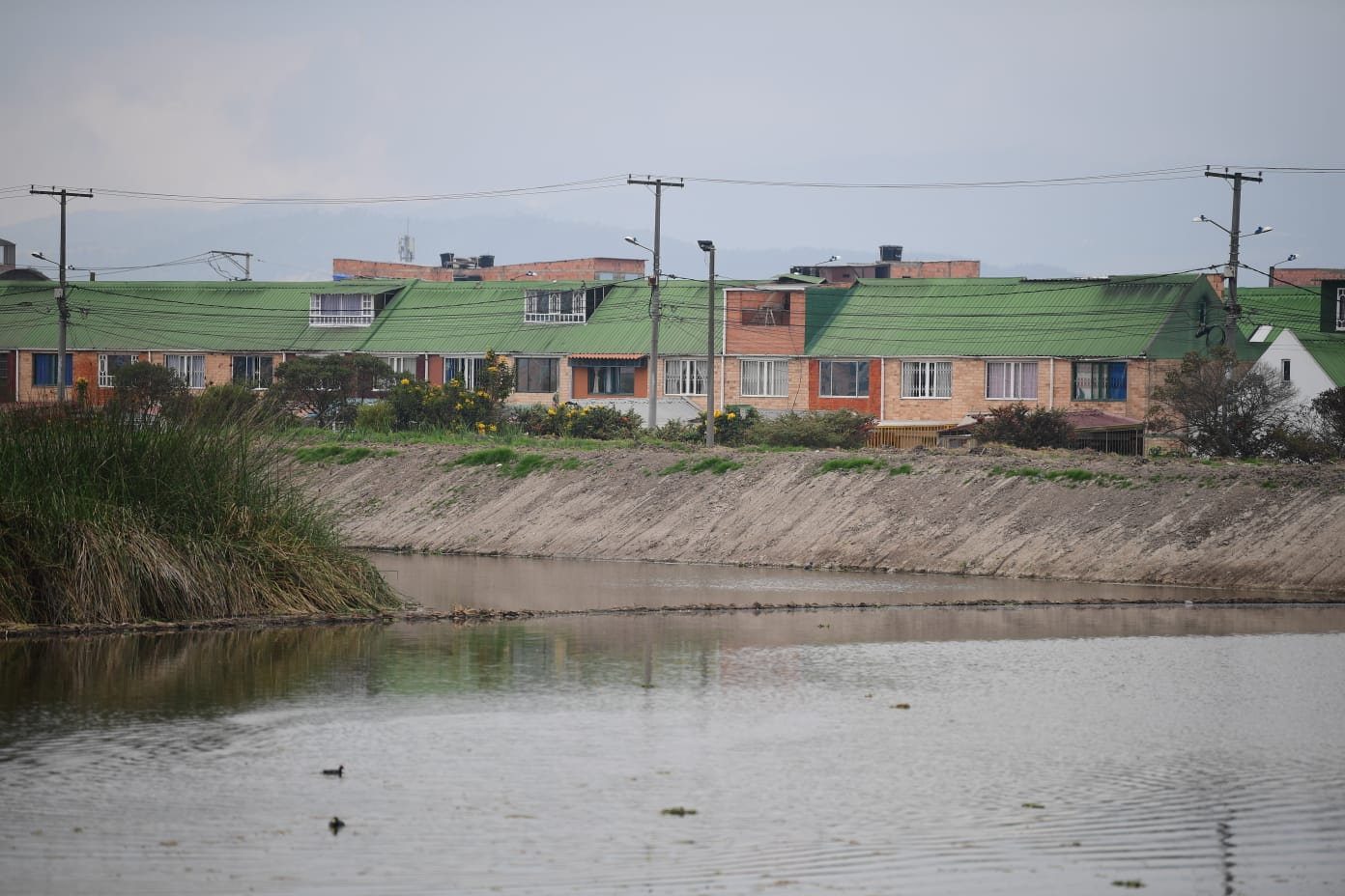 El Humedal Tierra Blanca hace parte de los 15 humedales que se encuentran en Soacha y junto al Neuta son los únicos en este municipio que cuentan con declaración de humedal por parte de la Corporación Autónoma Regional de Cundinamarca (CAR). Desde el año 2008, este humedal cuenta con esta declaración y con un plan de manejo ambiental para su conservación. Sin embargo, la vigencia del plan es de 10 años y actualmente, se encuentra en reestructuración.