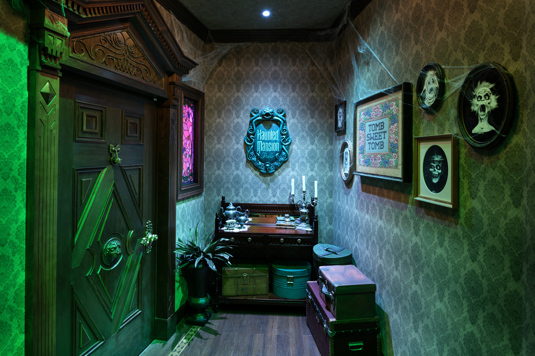 A bordo del Tesoro de Disney, Haunted Mansion Parlor rinde homenaje a más de cinco décadas de fandom y presenta al mundo el próximo capítulo de la saga Haunted Mansion.