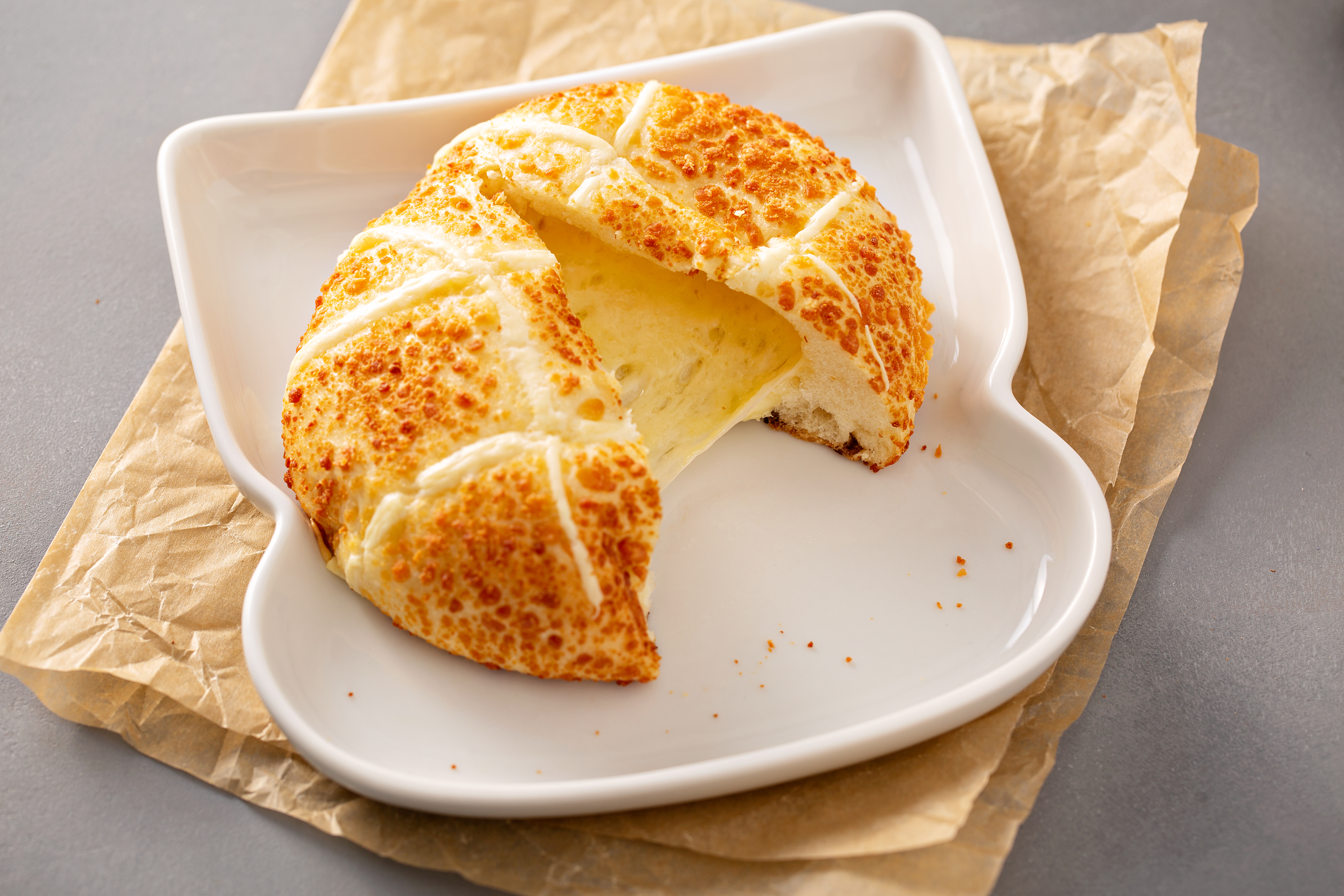 Así se prepara un pan relleno de queso para hacer en sartén
