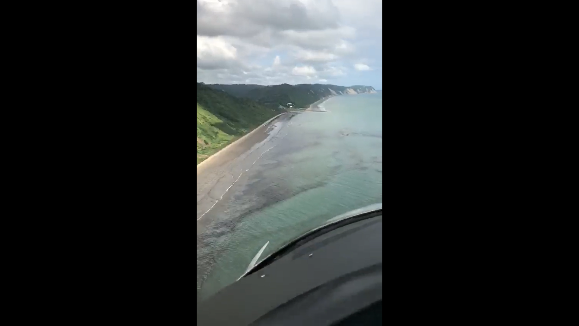 Derrame de crudo afectó turística playa en Ecuador, cerca de frontera con Colombia
