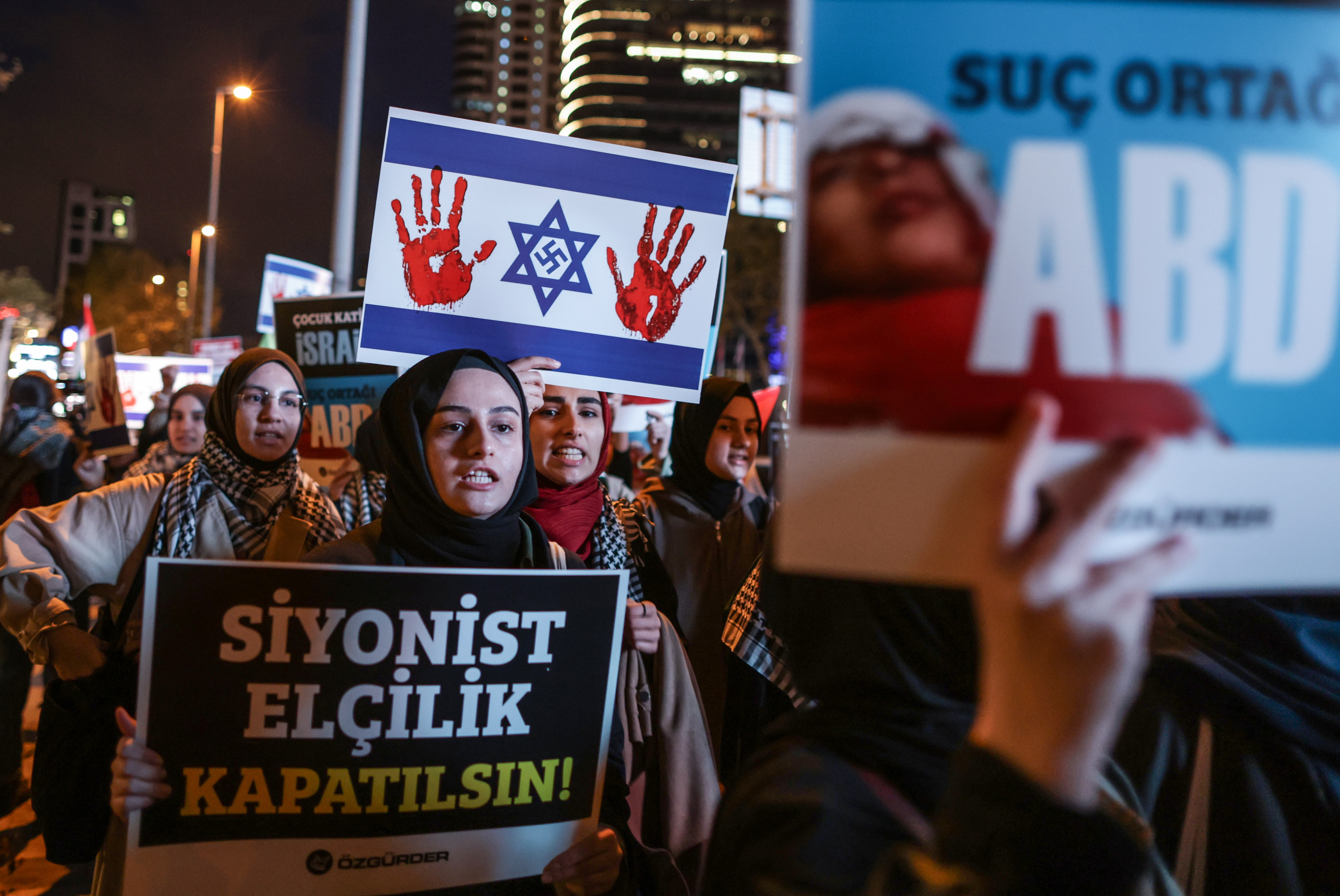 Istanbul (Turkey), 18/10/2023.- A protester holds a placard reading 'Zionist embassy should be closed' during a protest outside the Israeli Consulate against a strike on a hospital in Gaza, in Istanbul, Turkey 18 October 2023. According to Palestinian authorities in Gaza hundreds of people have been killed in an airstrike at a hospital in Gaza on 17 October. Israel has denied responsibility and said a Palestinian Islamic Jihad (PIJ) rocket misfire caused the blast. Thousands of Israelis and Palestinians have been killed since the militant group Hamas launched an unprecedented attack on Israel from the Gaza Strip on 07 October 2023, leading to Israeli retaliatory strikes on the Palestinian enclave. Israel has warned all citizens of the Gaza Strip to move to the south ahead of an expected invasion. (Protestas, Turquía, Estanbul) EFE/EPA/ERDEM SAHIN