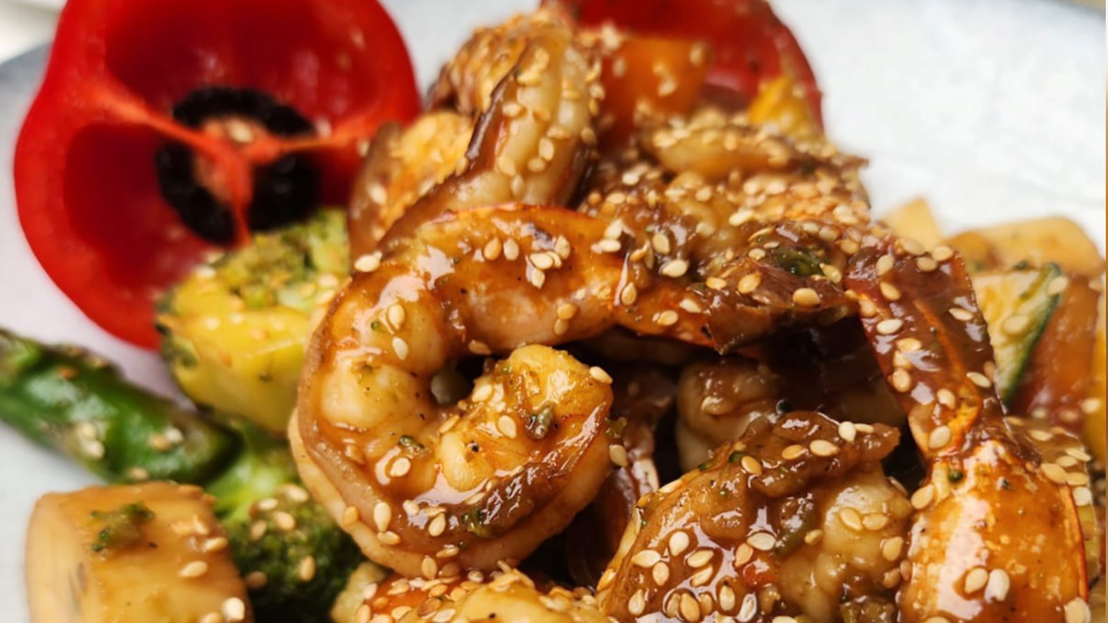 Receta para preparar langostinos al wok con miel, soya, rocoto y albahaca